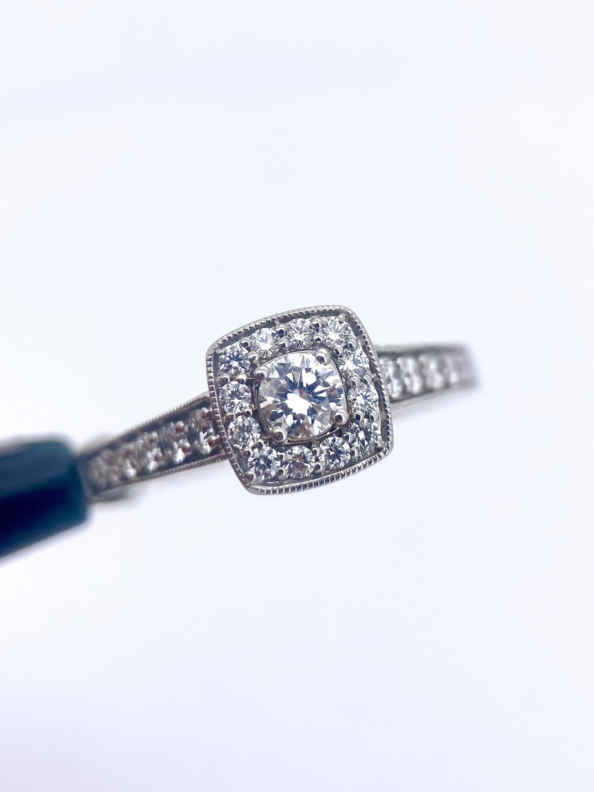 Oro Blanco 14k Princess 0.25ct Central + 0.25 Laterales de Diamantes Naturales                            Anillo Compromiso OF1593