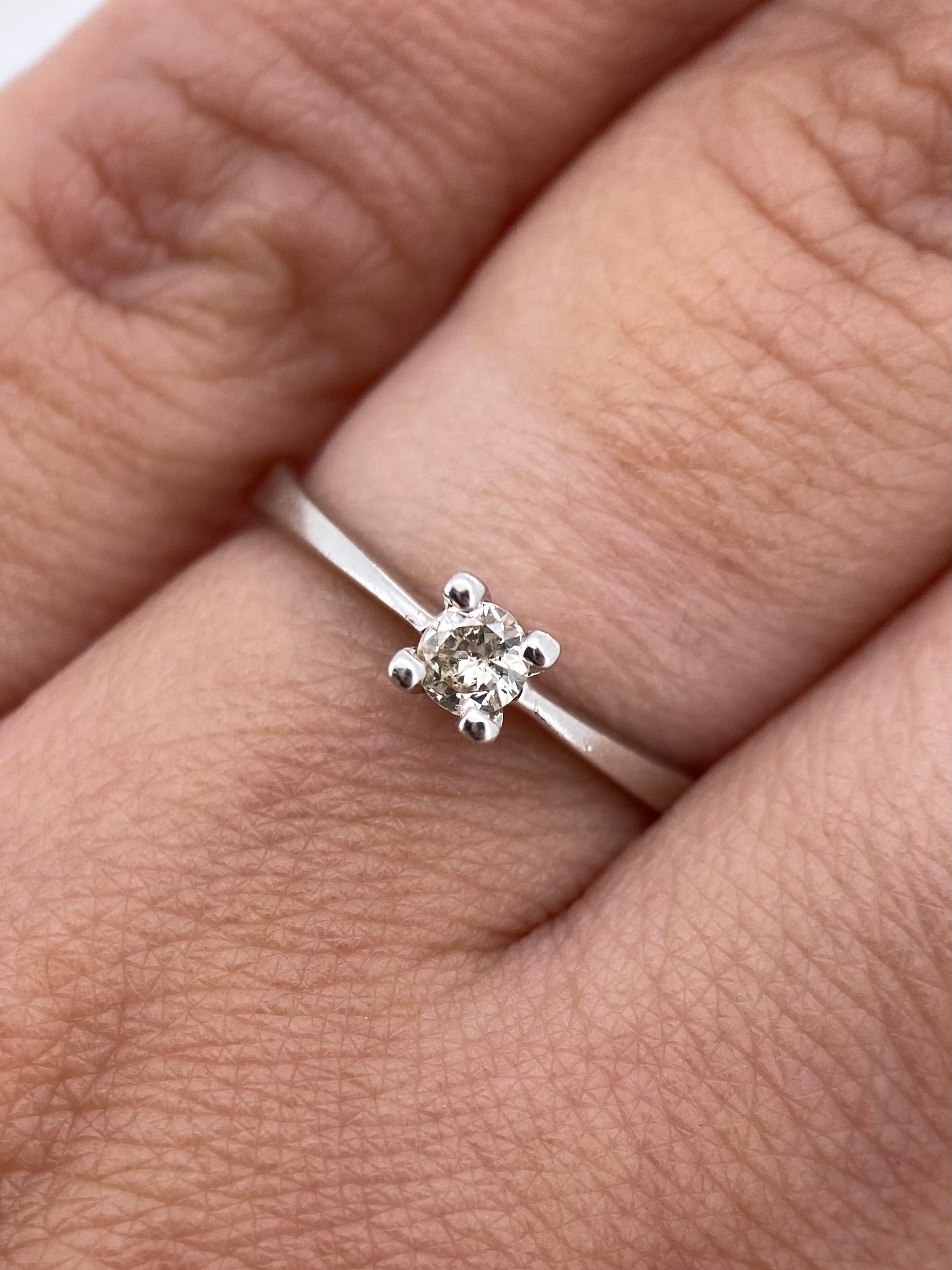 Oro Blanco 14k Redondo 0.11ct de Diamante Natural                                                  Anillo Compromiso OF1034