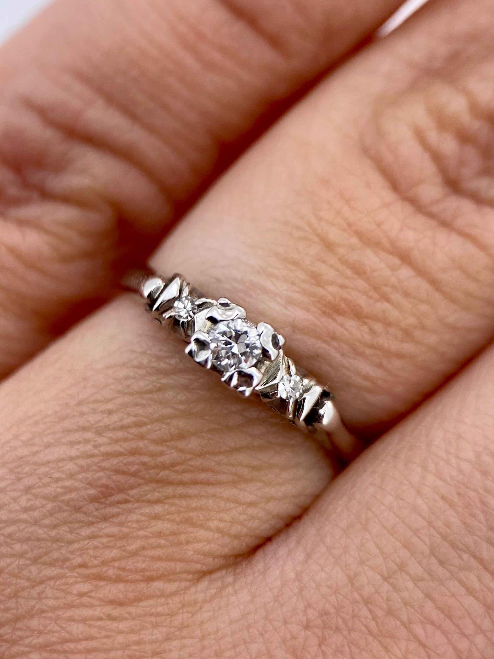 Oro Blanco 14k Redondo 0.07ct + 0.02ct de Diamante Natural.                                                  Anillo Compromiso OF1757