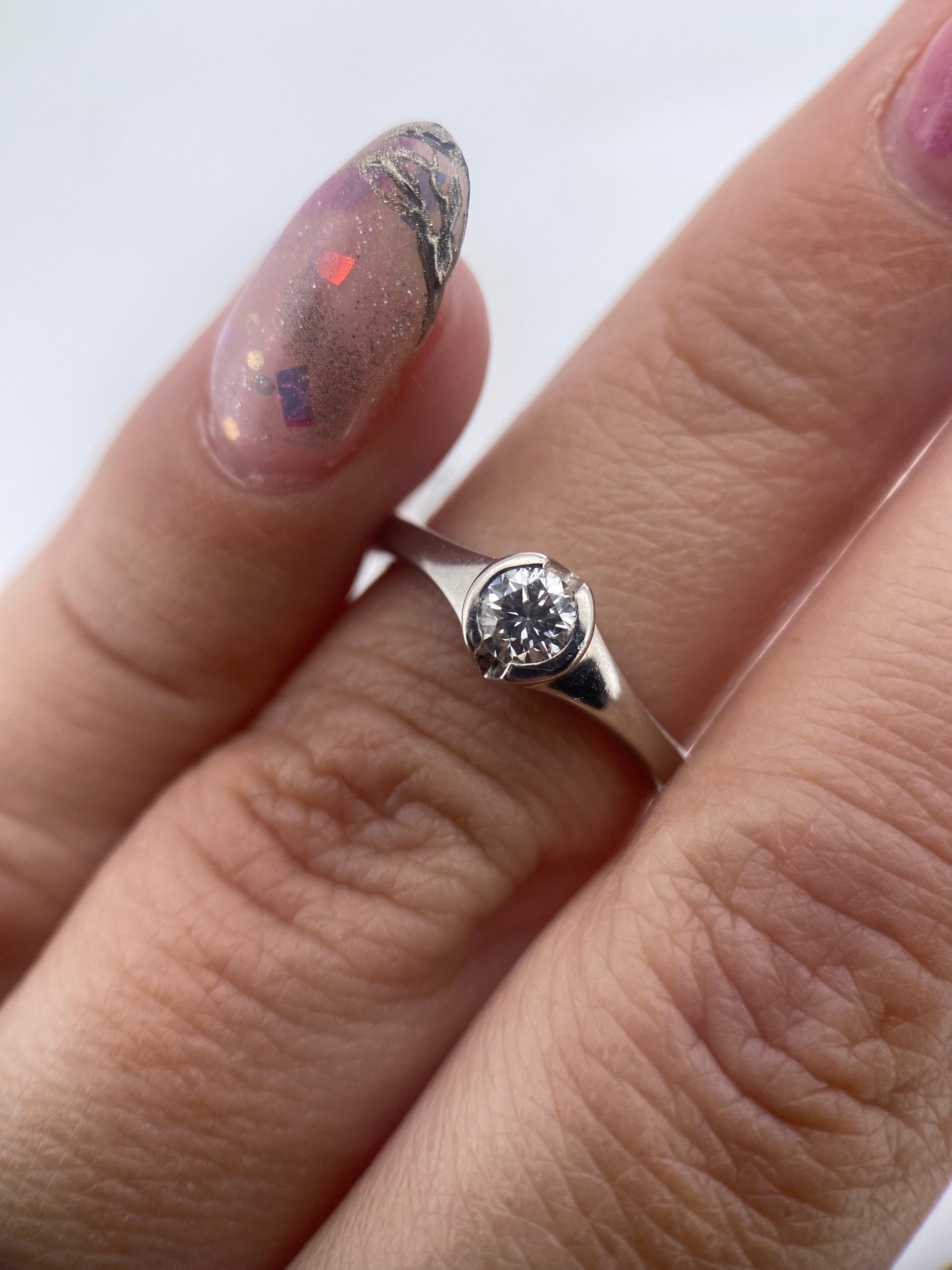 Oro Blanco 14k Redondo 0.22ct de Diamante Natural Biselado.                                                Anillo Compromiso OF1879