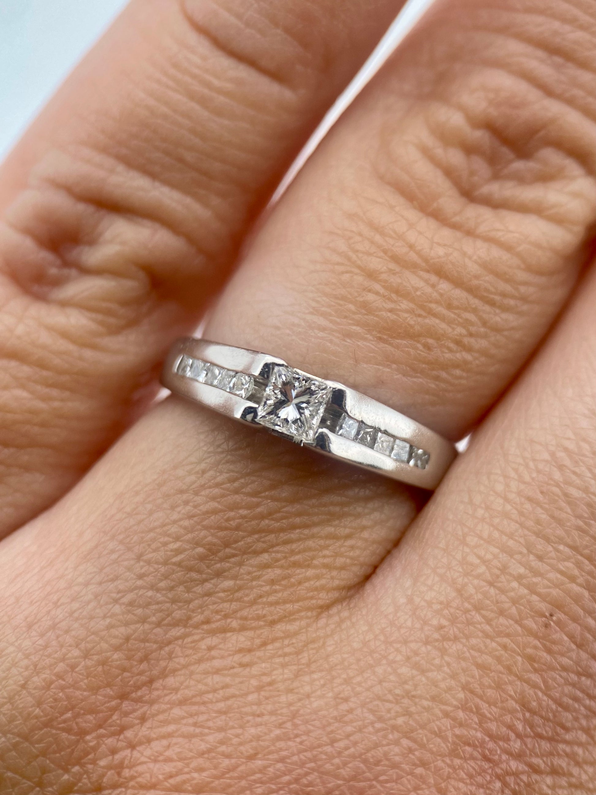 Oro Blanco 14k Princess 0.31ct Central + 0.15Laterales de Diamantes Naturales                            Anillo Compromiso OF2005