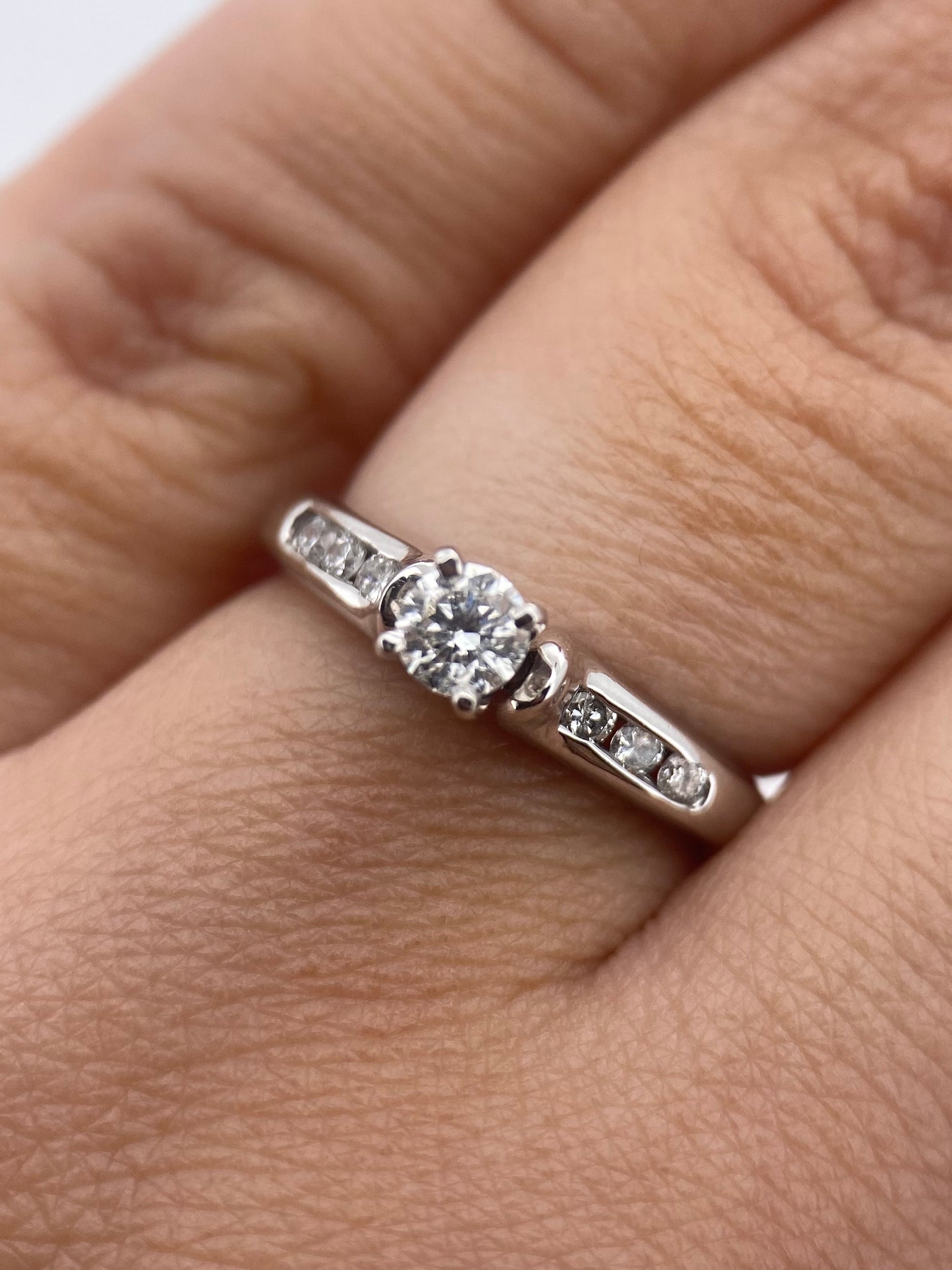 Oro Blanco 14k Redondo 0.23 Central + 0.12 Laterales de Diamantes Naturales                            Anillo Compromiso OF1874