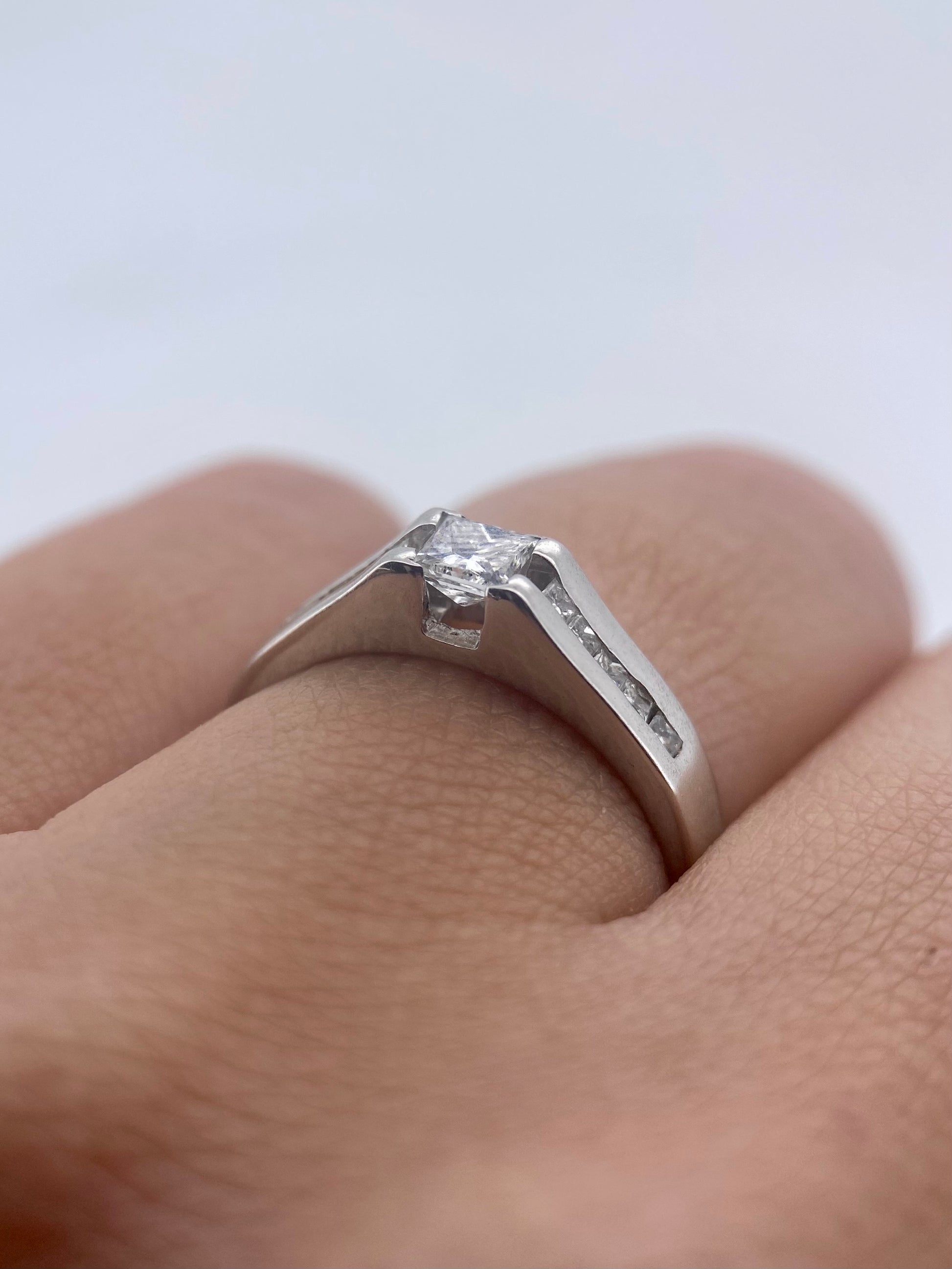 Oro Blanco 14k Princess 0.31ct Central + 0.15Laterales de Diamantes Naturales                            Anillo Compromiso OF2005