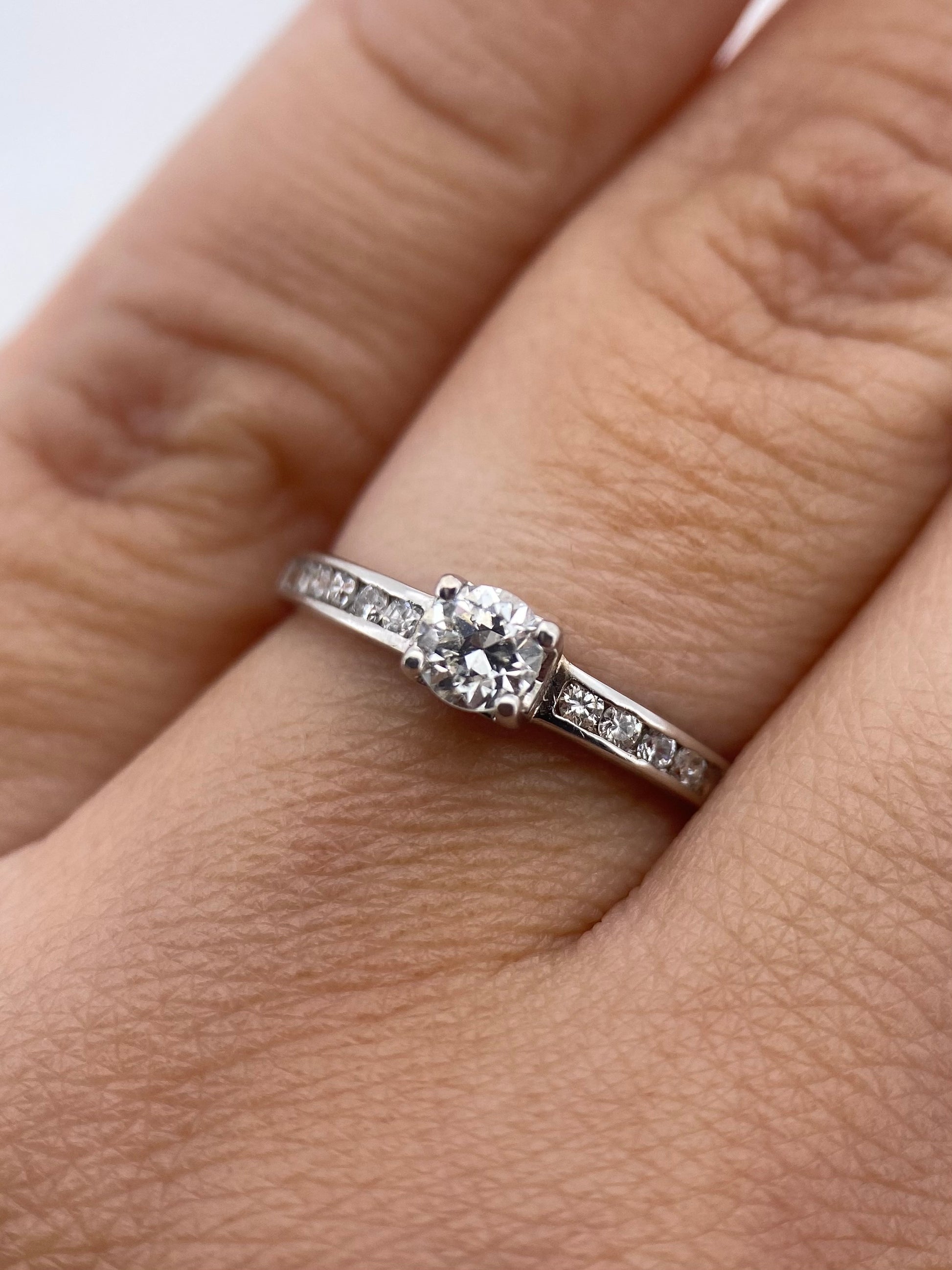 Oro Blanco 14k Redondo 0.26 Central + 0.12 Laterales de Diamantes Naturales                            Anillo Compromiso OF1935