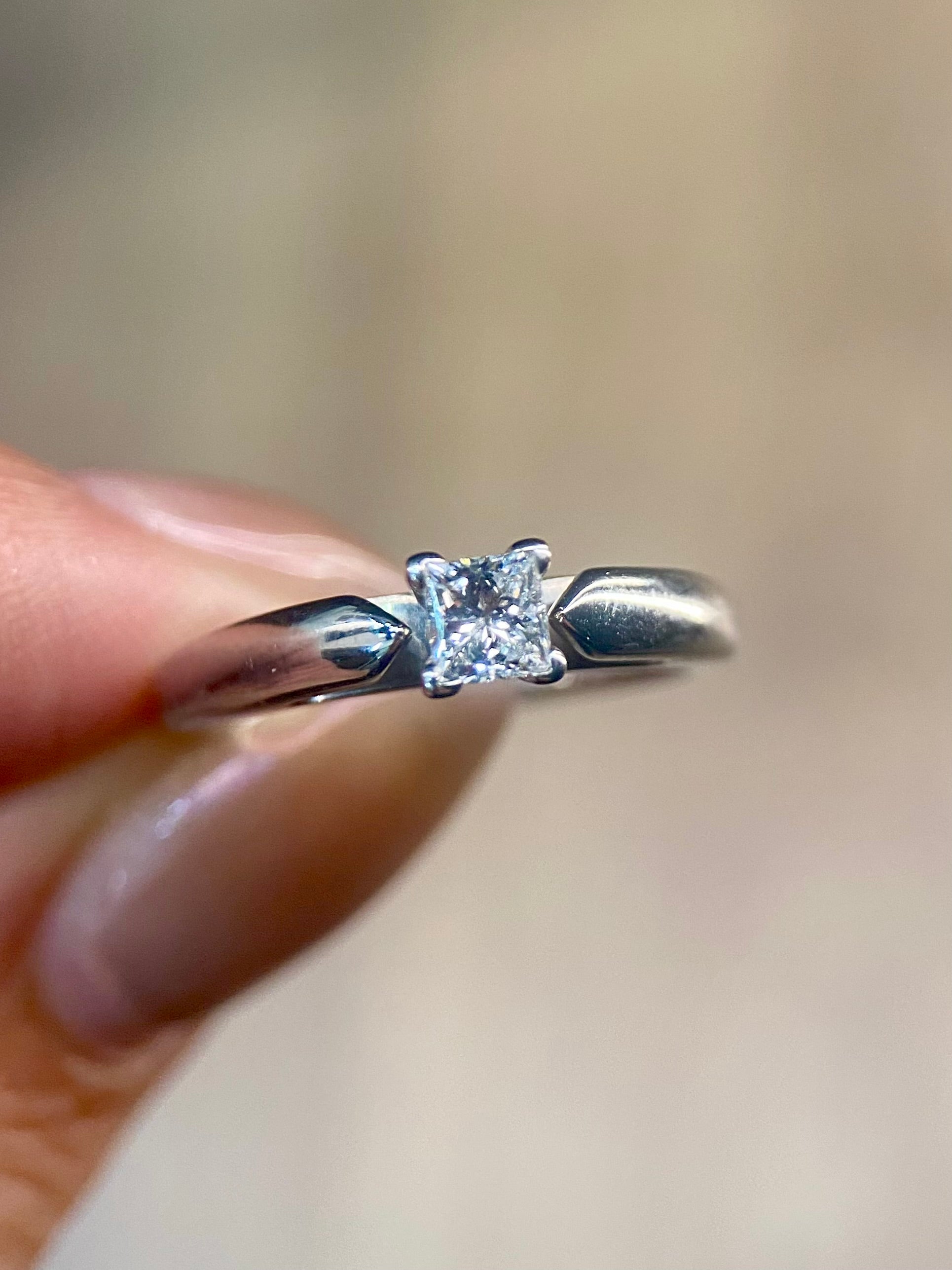 Oro Blanco 14k Princess 0.58ct de Diamantes Naturales                            Anillo Compromiso OF1865