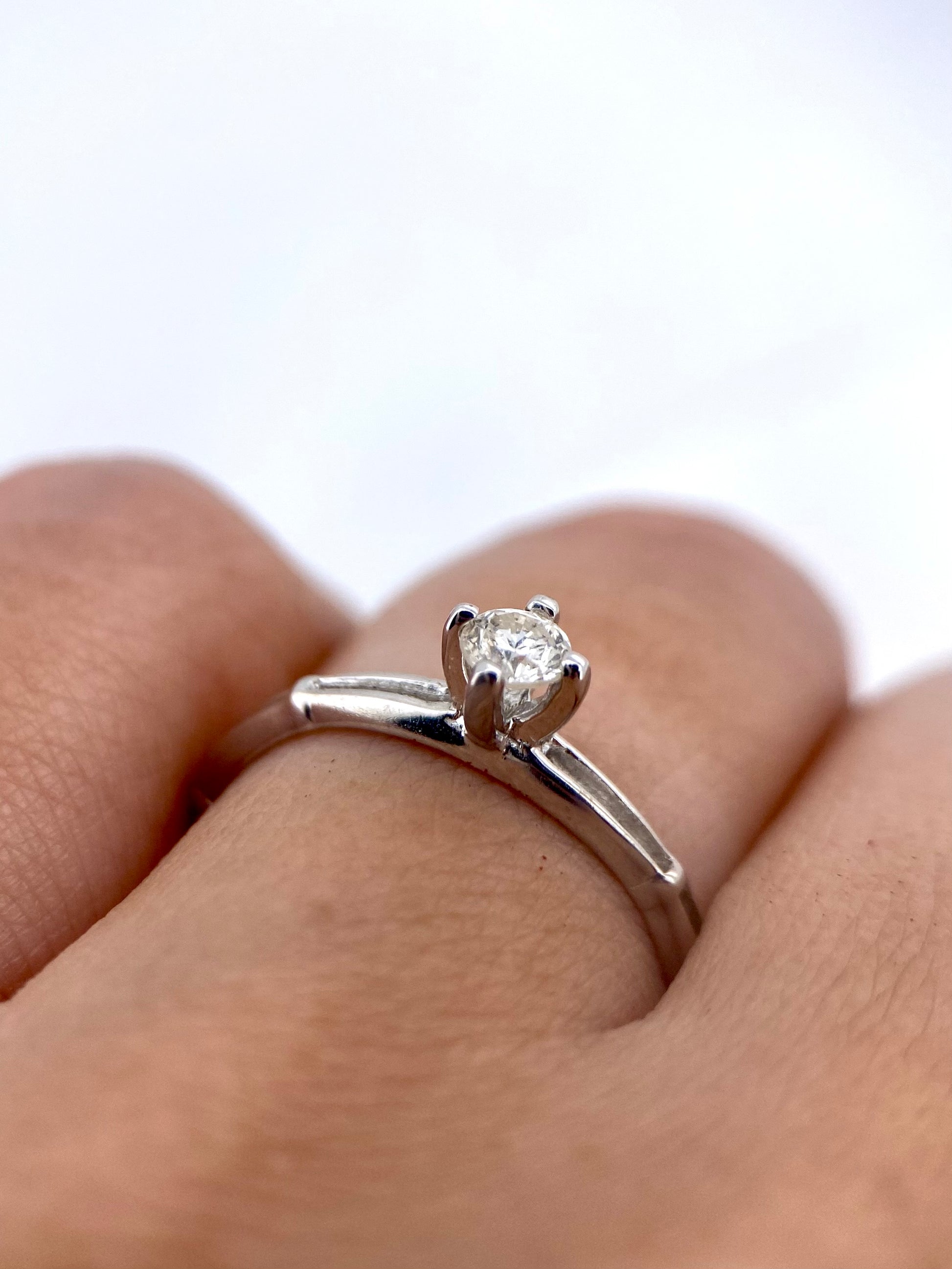 Oro Blanco 14k Redondo 0.20ct de Diamante Natural                                                  Anillo Compromiso OF1877