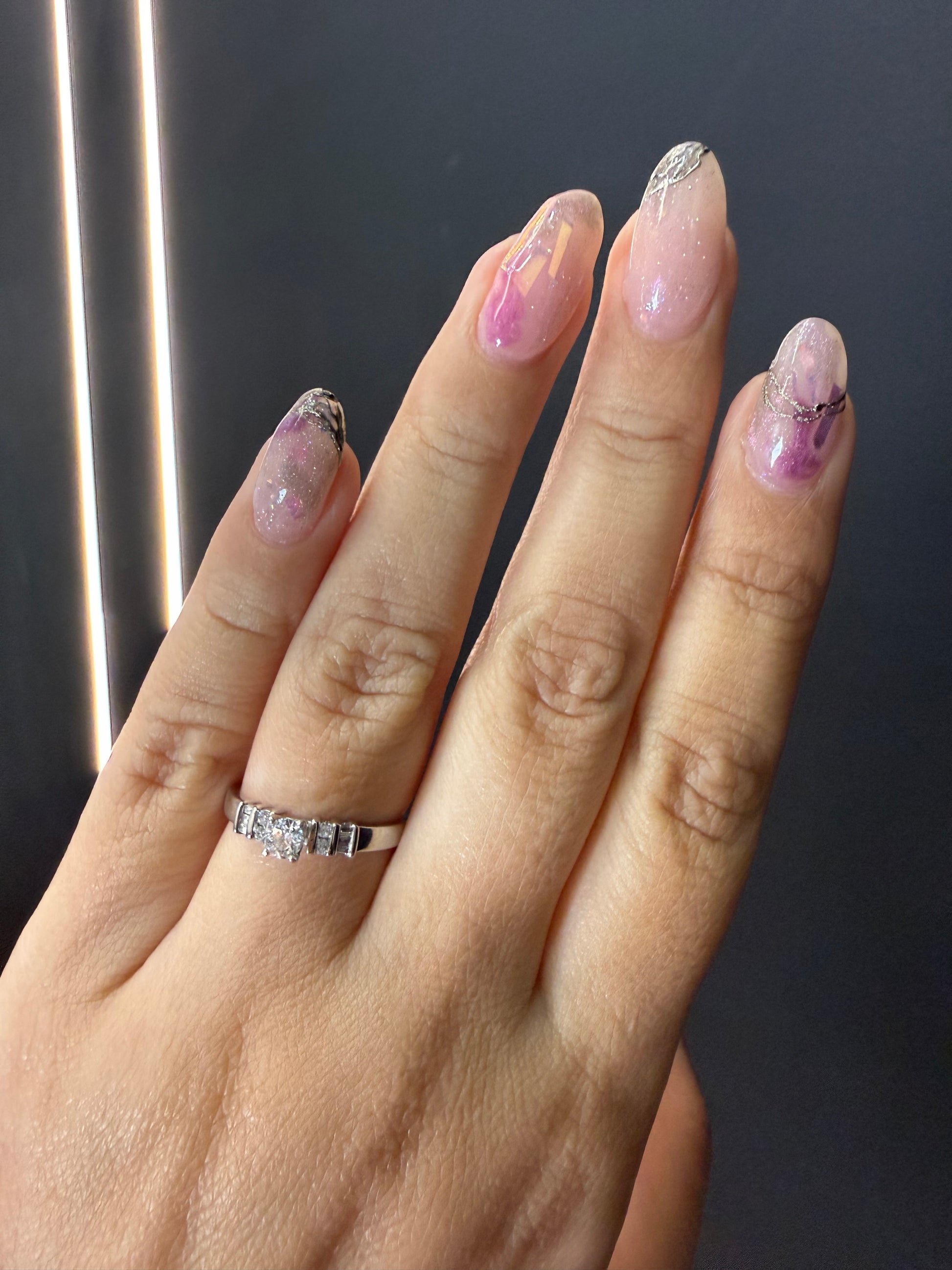 Oro Blanco 14k Redondo 0.20 Central + 0.16 Laterales de Diamantes Naturales                            Anillo Compromiso OF1712