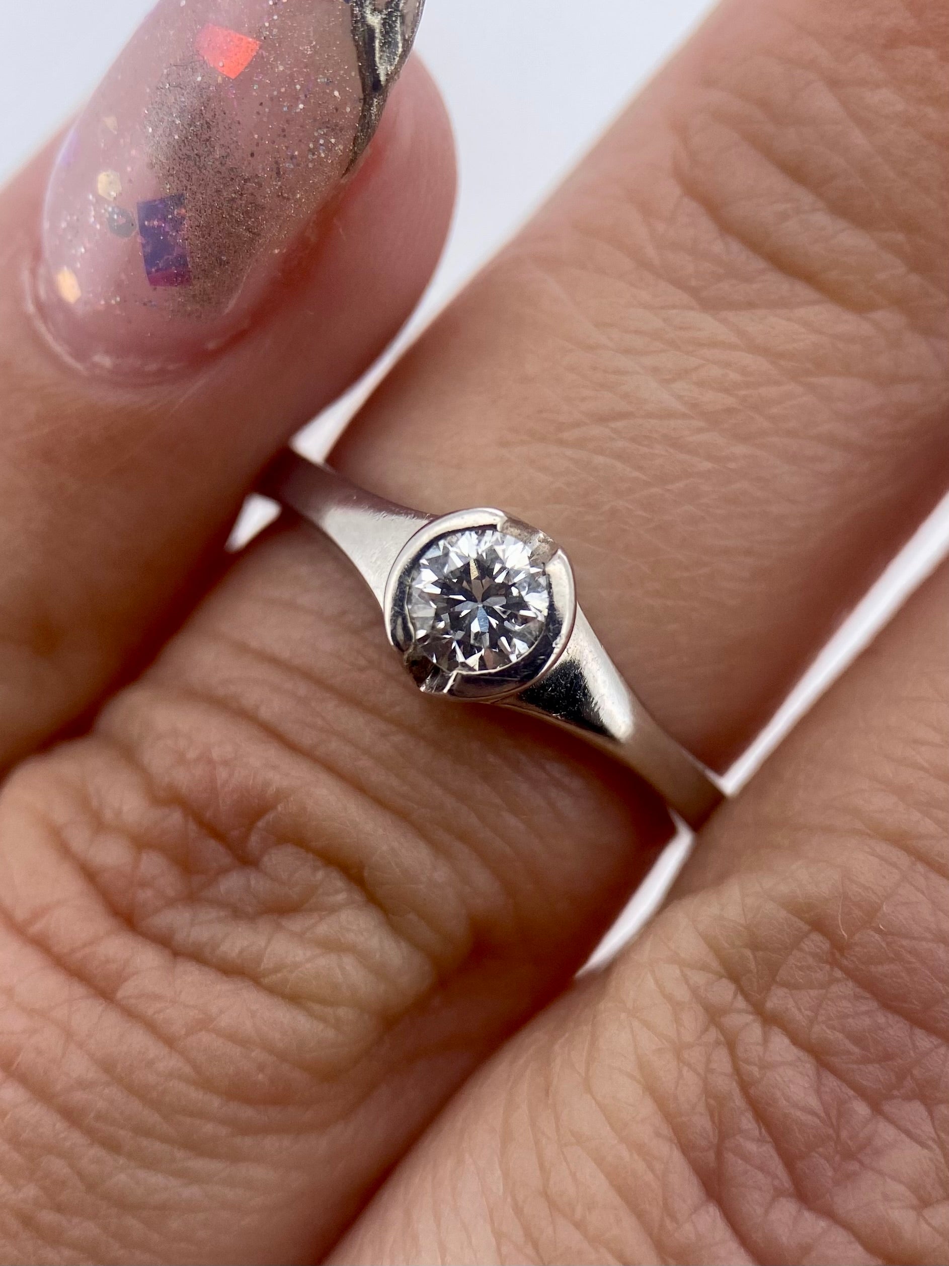 Oro Blanco 14k Redondo 0.22ct de Diamante Natural Biselado.                                                Anillo Compromiso OF1879