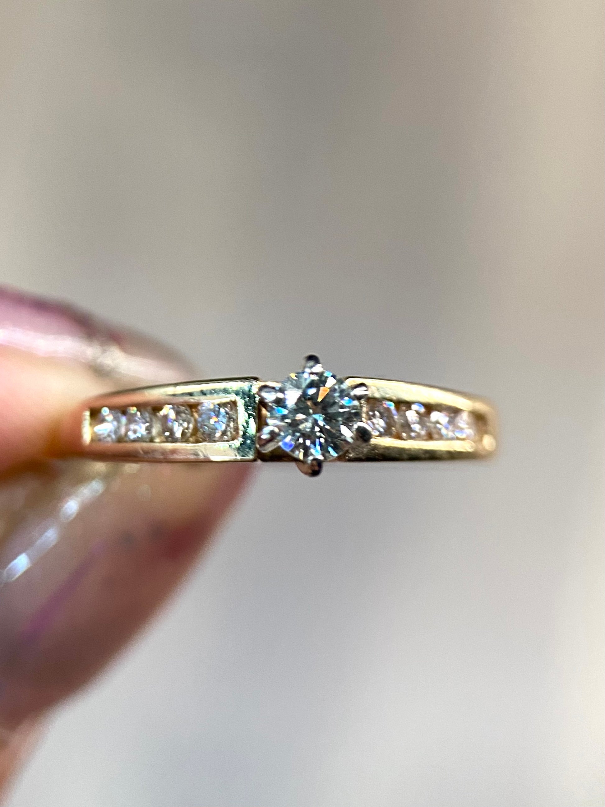 Oro Amarillo 14k Redondo 0.17 Central + 0.16 Laterales de Diamantes Naturales                            Anillo Compromiso OF2264