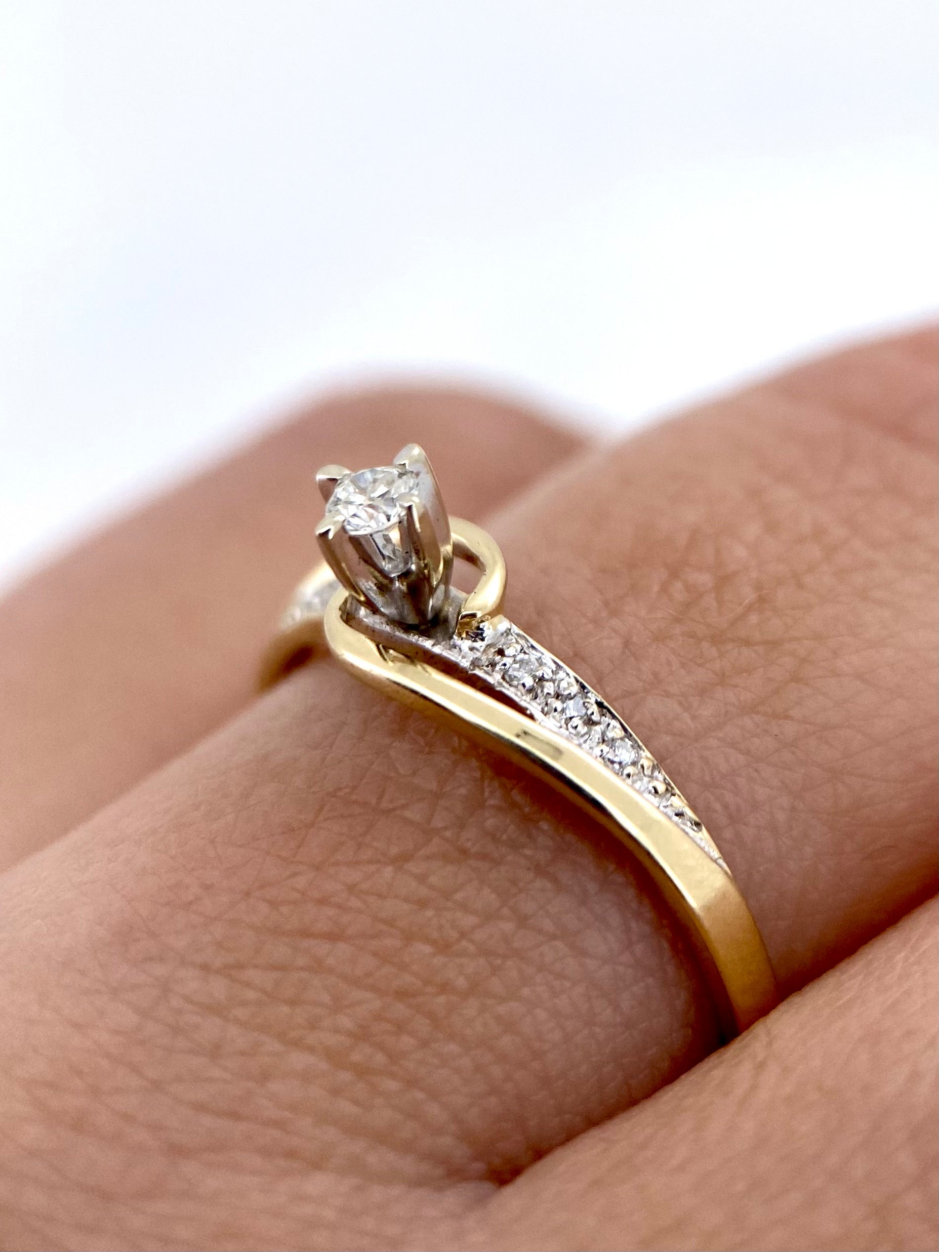 Oro Amarillo 14k Redondo 0.08ct + 0.05 de Diamante Natural                              Anillo Compromiso OF2265