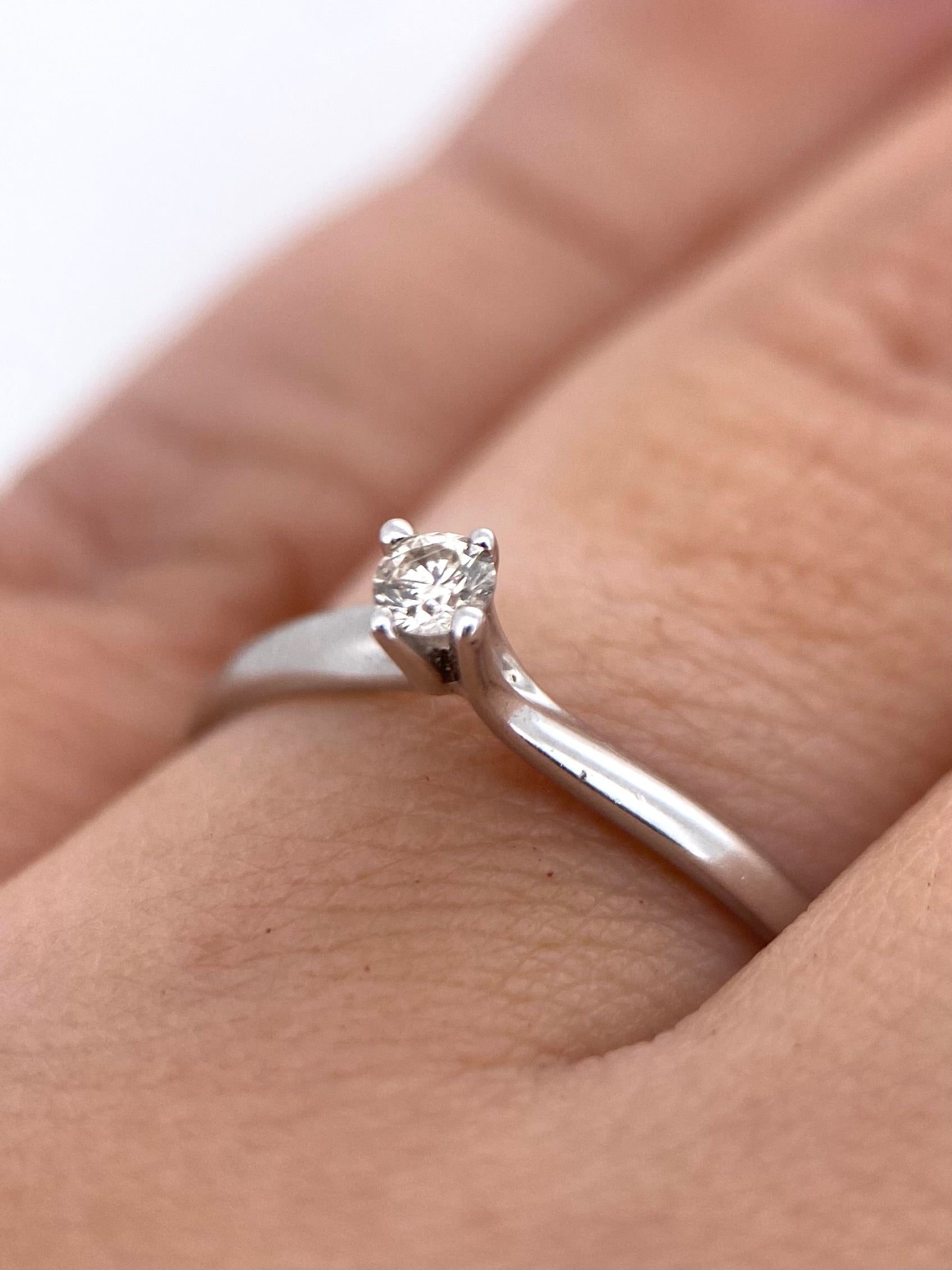 Oro Blanco 14k Redondo 0.10ct de Diamante Natural                                                  Anillo Compromiso OF1953