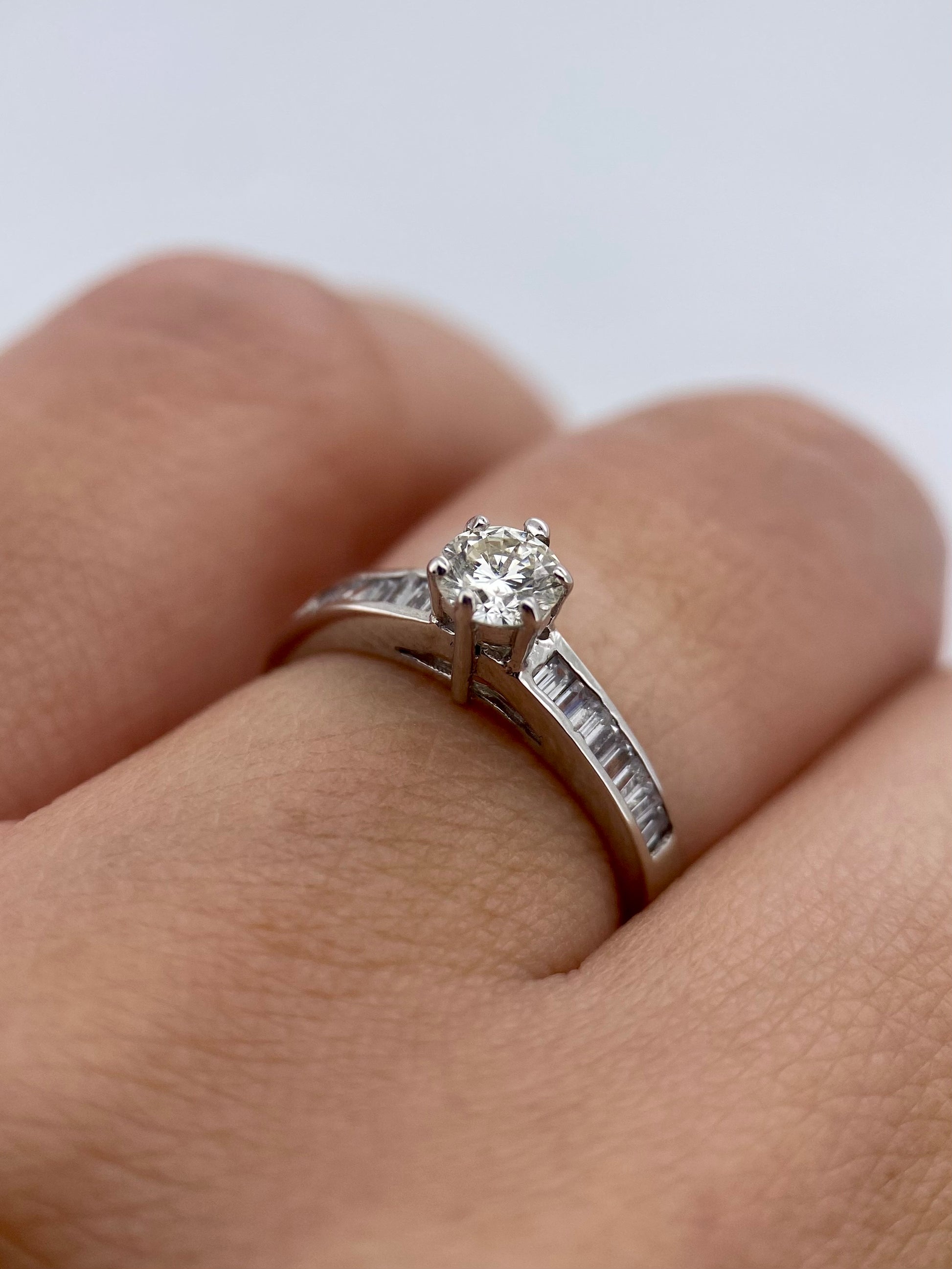 Oro Blanco 14k Redondo 0.32 Central + 0.15 Laterales de Diamantes Naturales                            Anillo Compromiso OF2117