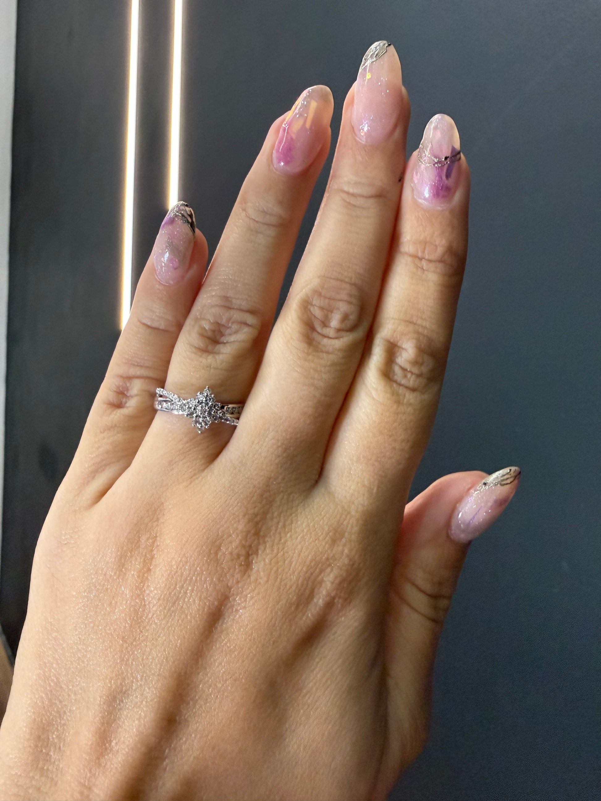 Oro Blanco 14k Redondo 0.32 con laterales de Diamantes Naturales                            Anillo Compromiso OF1726