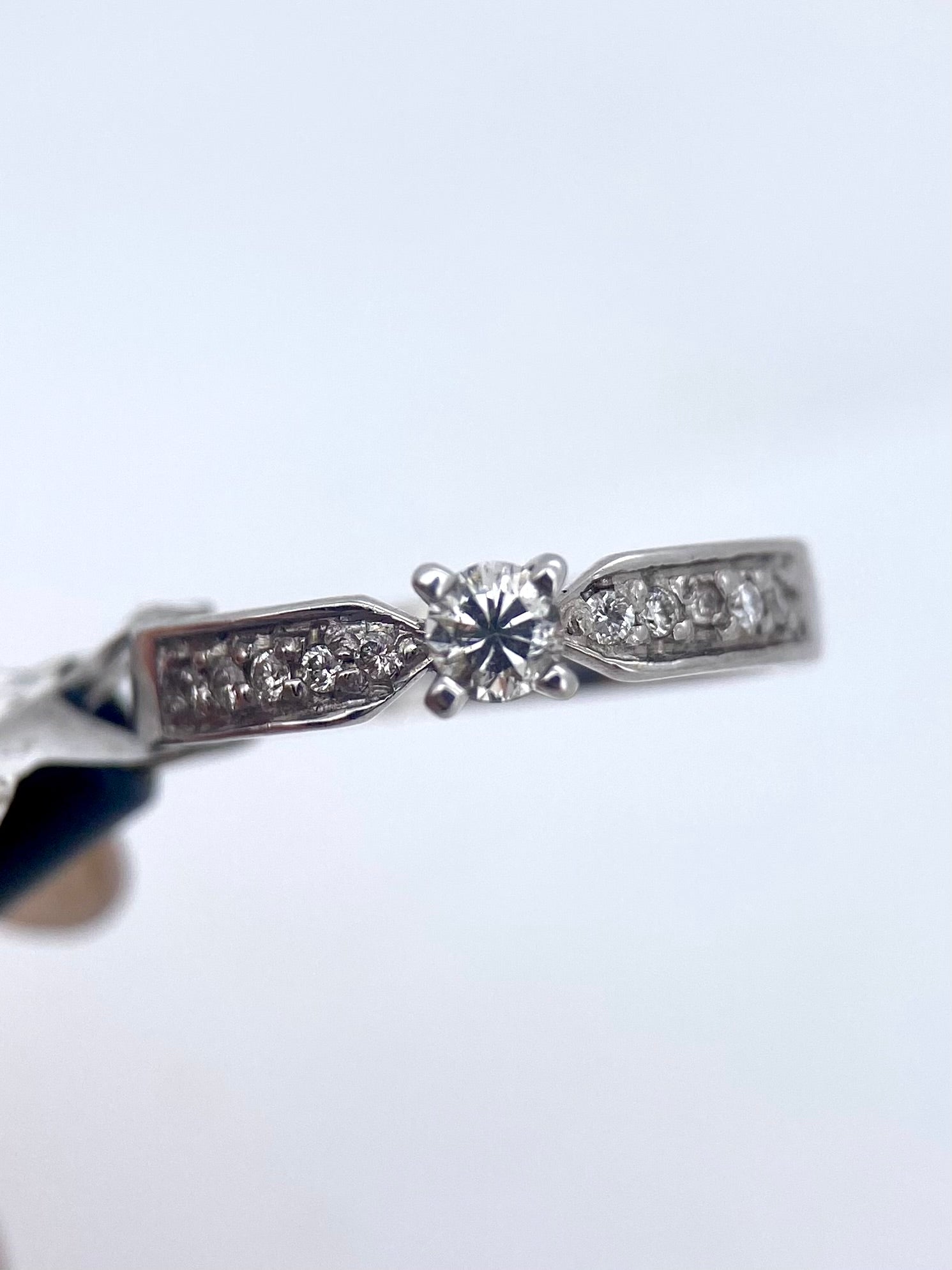 Oro Blanco 14k Redondo 0.12 Central + 0.10 Laterales de Diamantes Naturales                            Anillo Compromiso OF1710