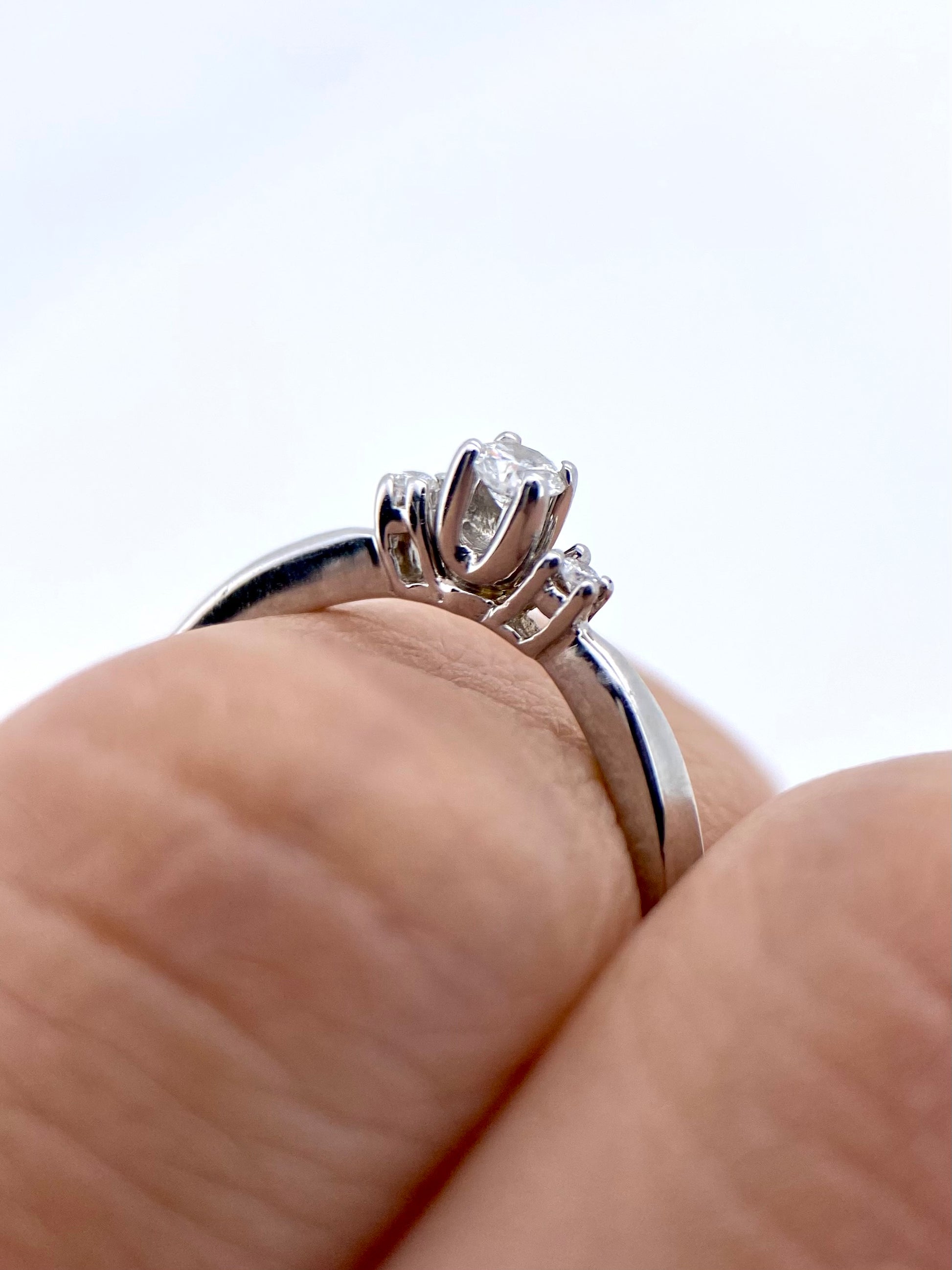 Oro Blanco 14k Redondo 0.09ct + 0.02ct de Diamante Natural.                                                  Anillo Compromiso OF1570