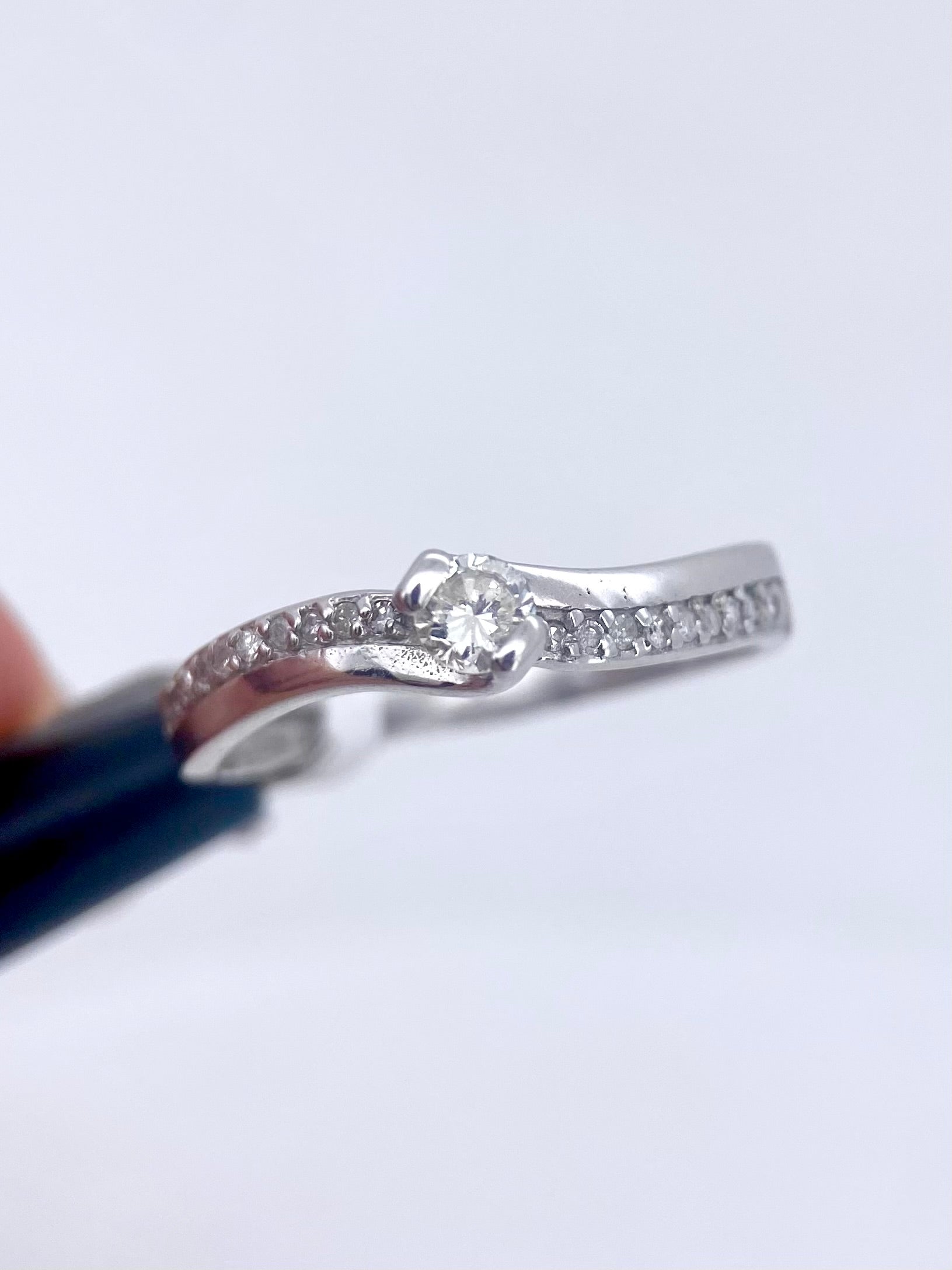 Oro Blanco 14k Redondo 0.20ct Central + 0.14 Laterales de Diamantes Naturales                            Anillo Compromiso OF1883