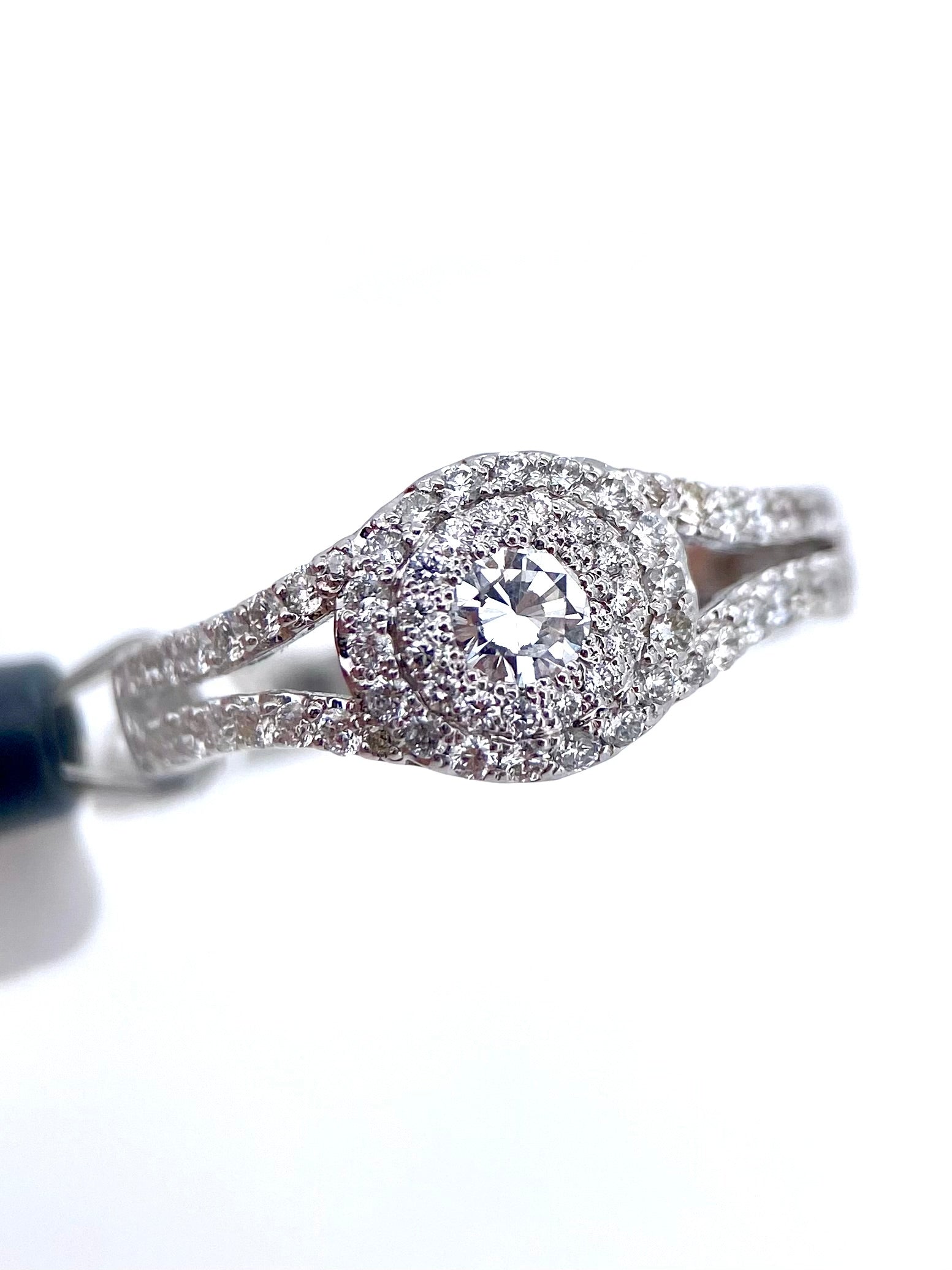 Oro Blanco 14k Redondo 0.28ct + 0.45ct Laterales con laterales de Diamantes Naturales                            Anillo Compromiso OF1899