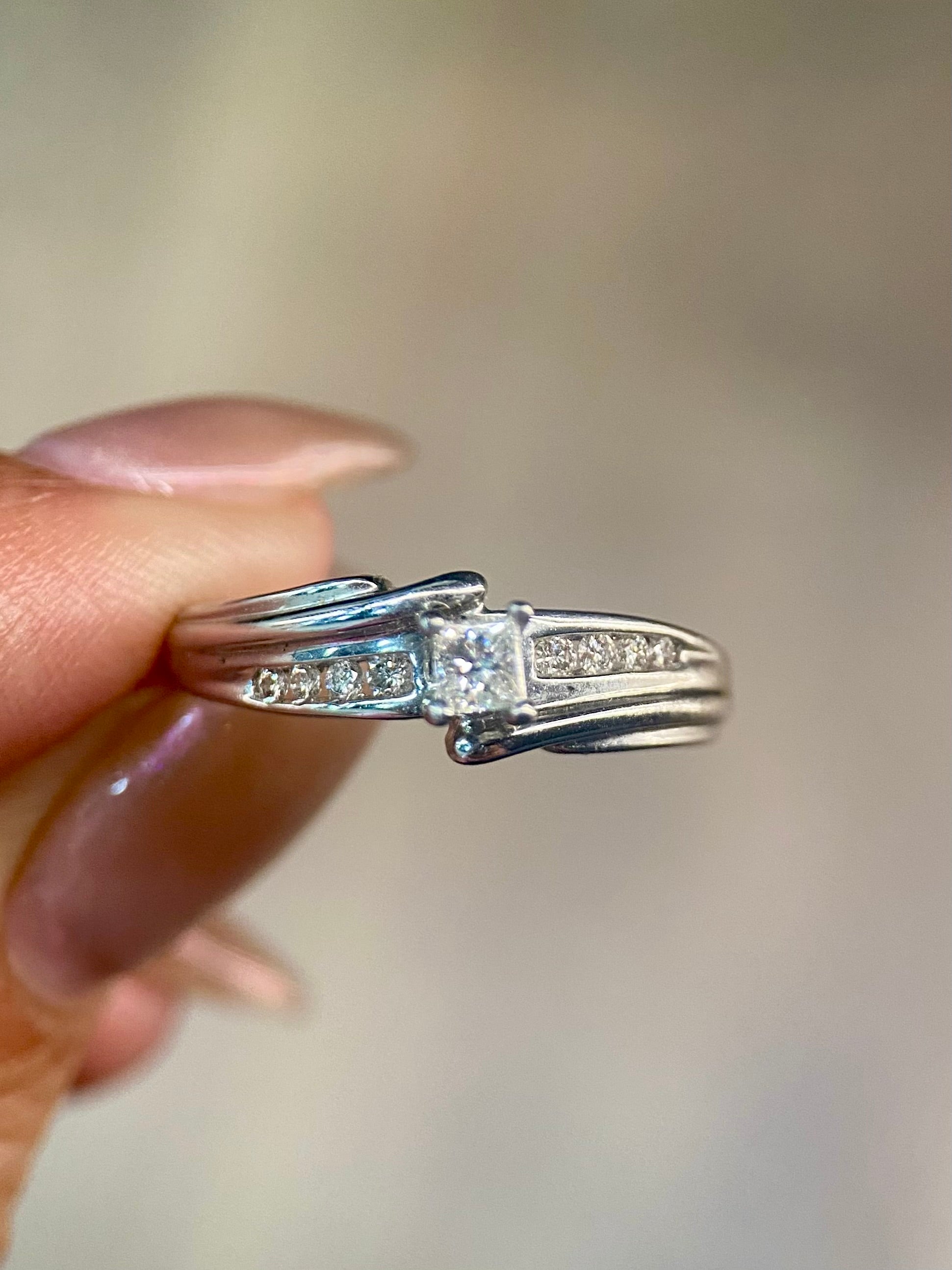 Oro Blanco 14k Princess 0.11ct Central + 0.14 Laterales de Diamantes Naturales                            Anillo Compromiso OF1670