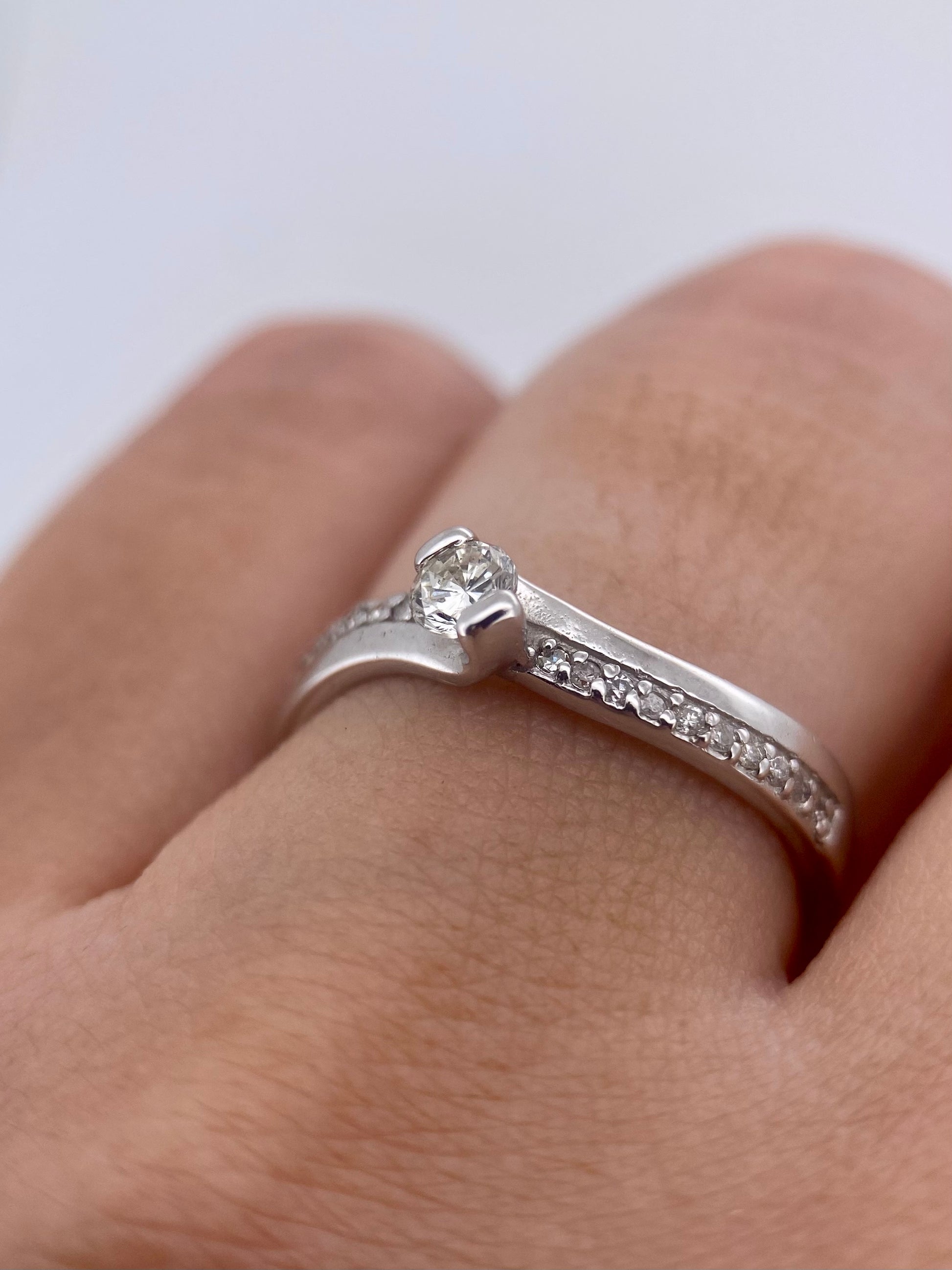 Oro Blanco 14k Redondo 0.20ct Central + 0.14 Laterales de Diamantes Naturales                            Anillo Compromiso OF1883