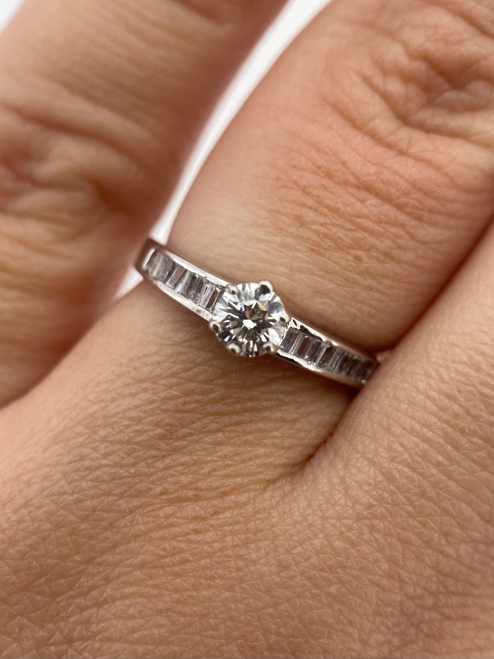 Oro Blanco 14k Redondo 0.32 Central + 0.15 Laterales de Diamantes Naturales                            Anillo Compromiso OF2117