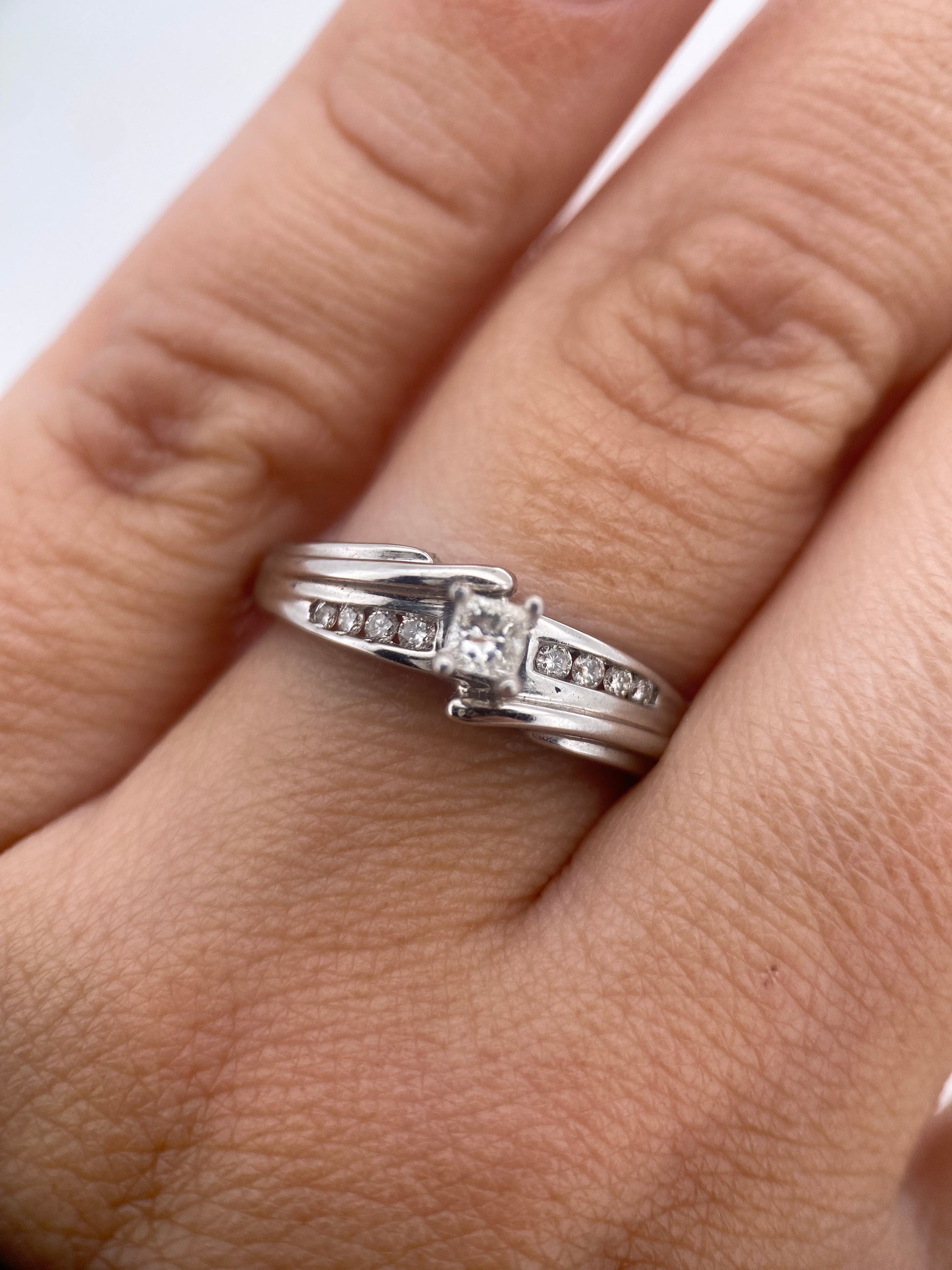 Oro Blanco 14k Princess 0.11ct Central + 0.14 Laterales de Diamantes Naturales                            Anillo Compromiso OF1670