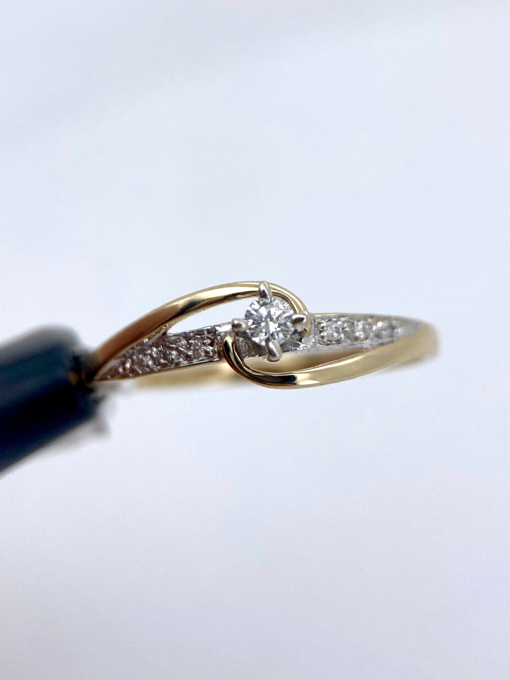 Oro Amarillo 14k Redondo 0.08ct + 0.05 de Diamante Natural                              Anillo Compromiso OF2265