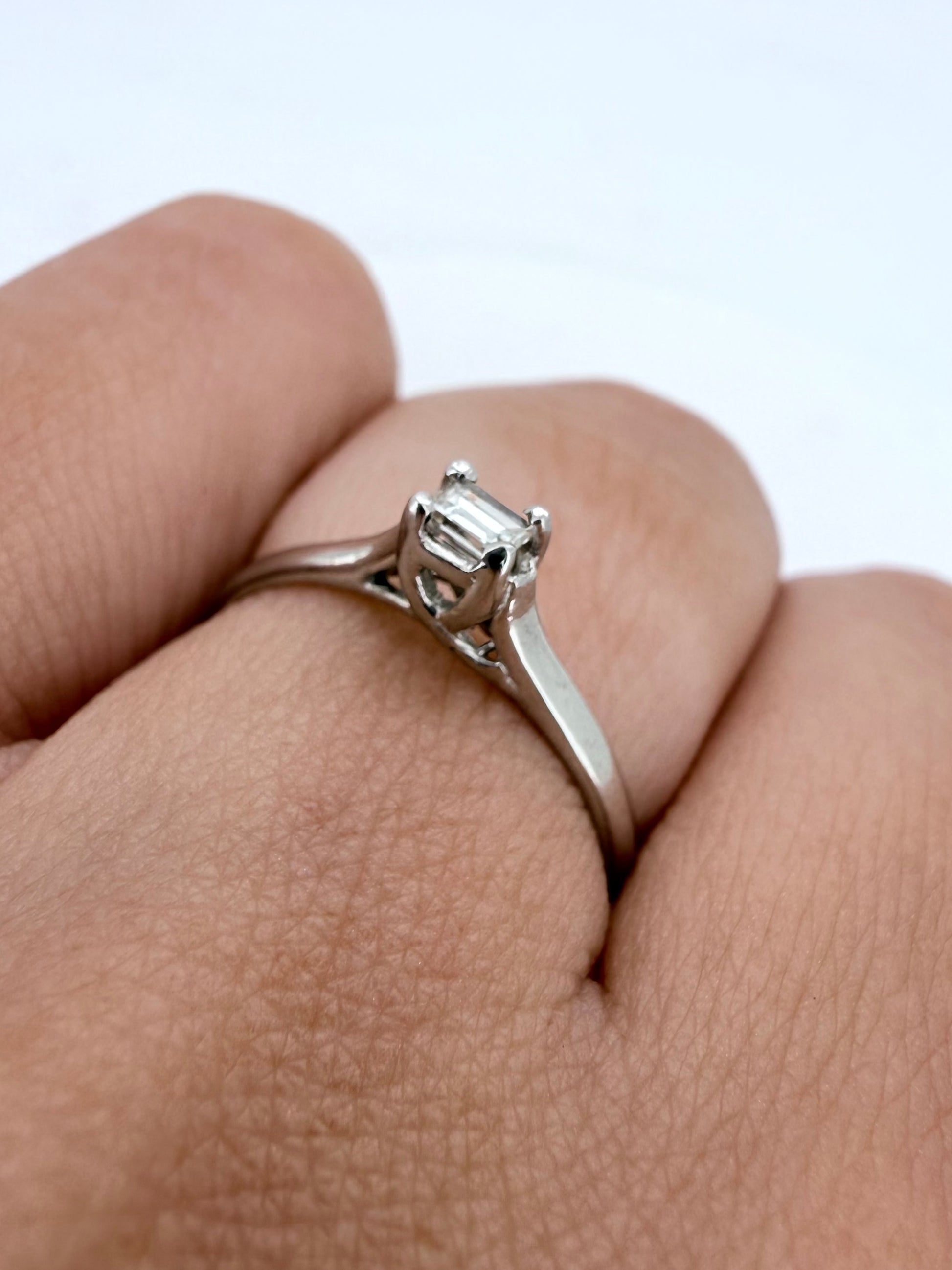 Oro Blanco 14k Esmeralda 0.09ct de Diamante Natural                                                  Anillo Compromiso OF1994