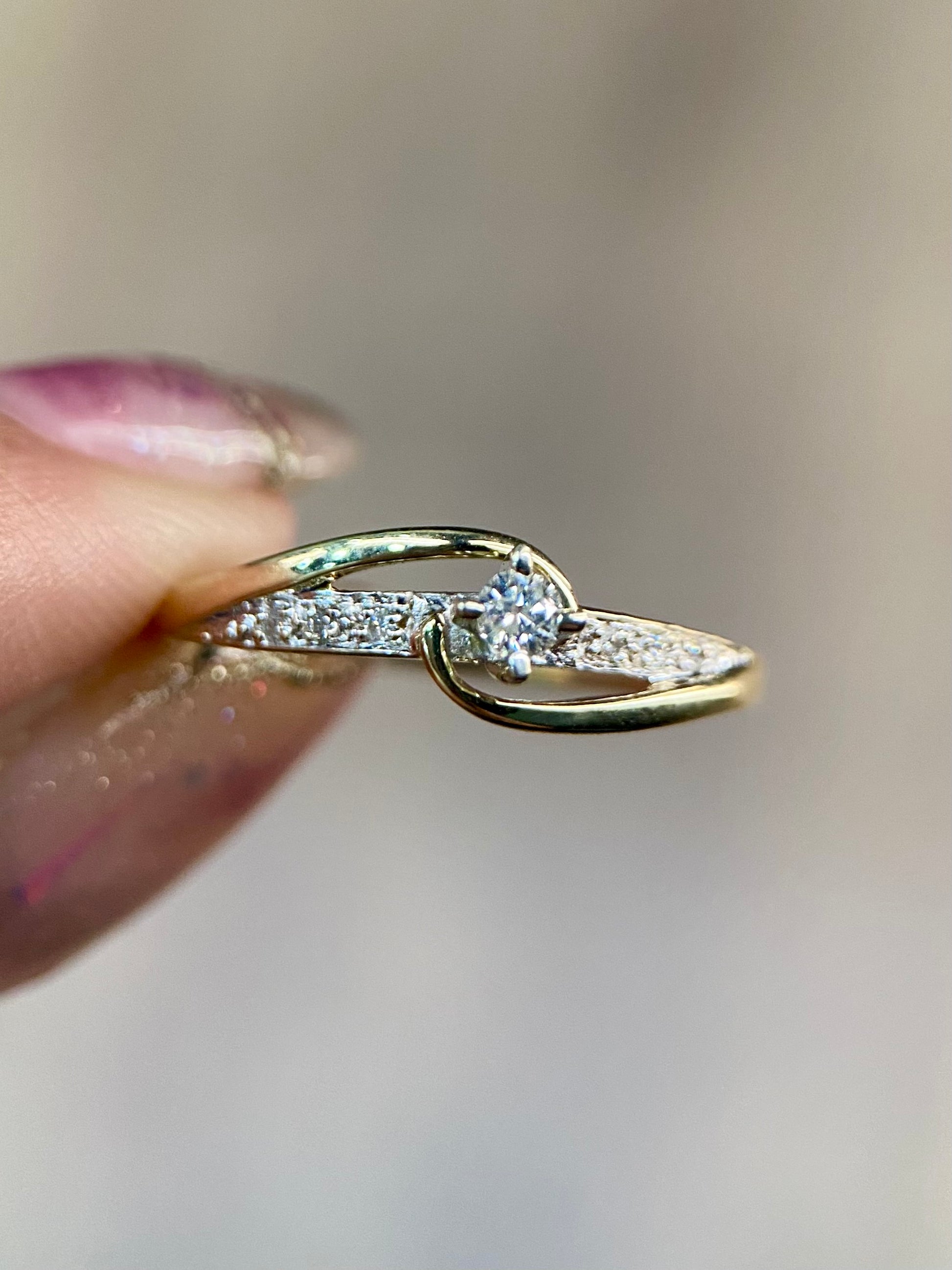 Oro Amarillo 14k Redondo 0.08ct + 0.05 de Diamante Natural                              Anillo Compromiso OF2265