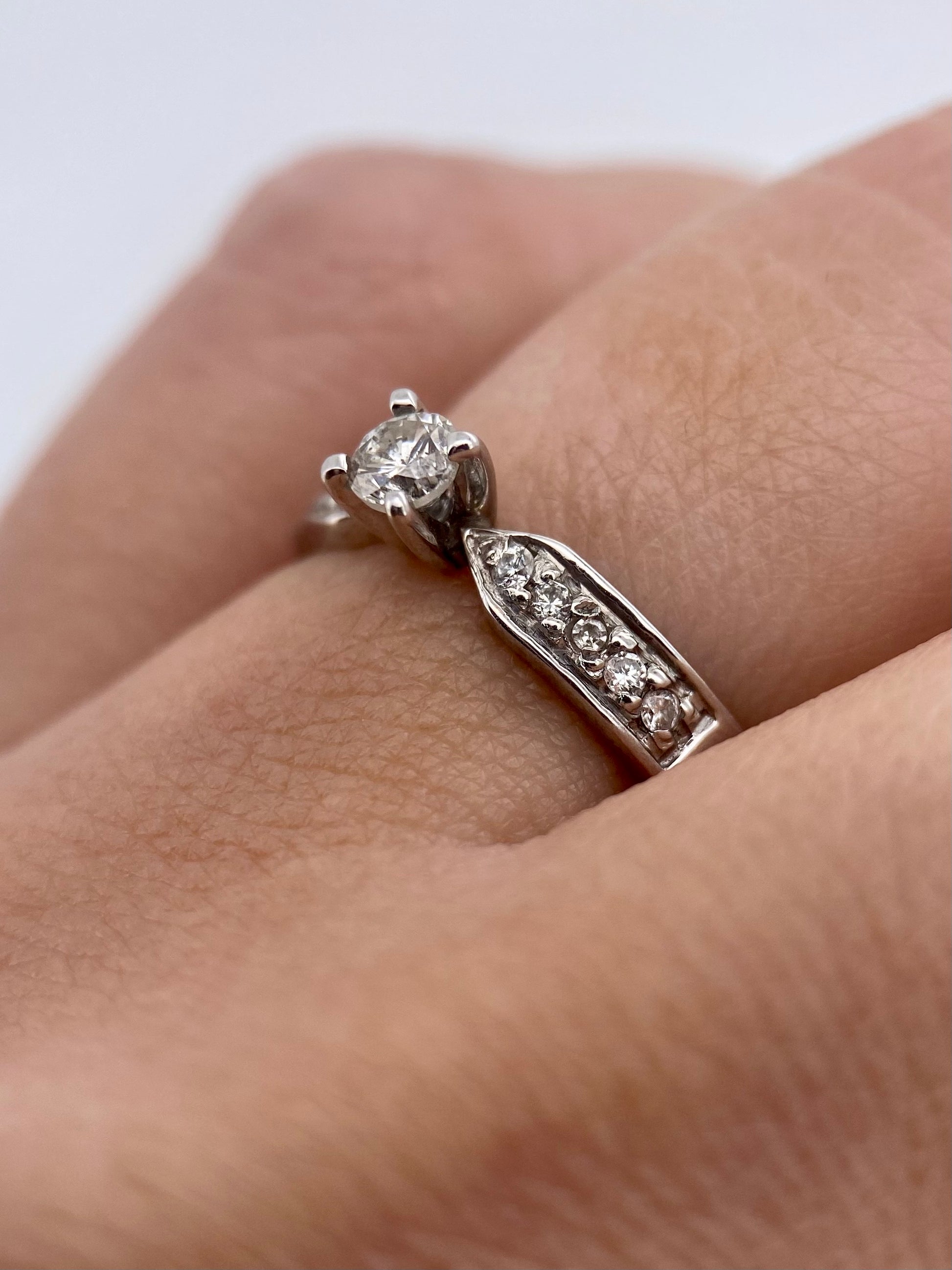 Oro Blanco 14k Redondo 0.12 Central + 0.10 Laterales de Diamantes Naturales                            Anillo Compromiso OF1710