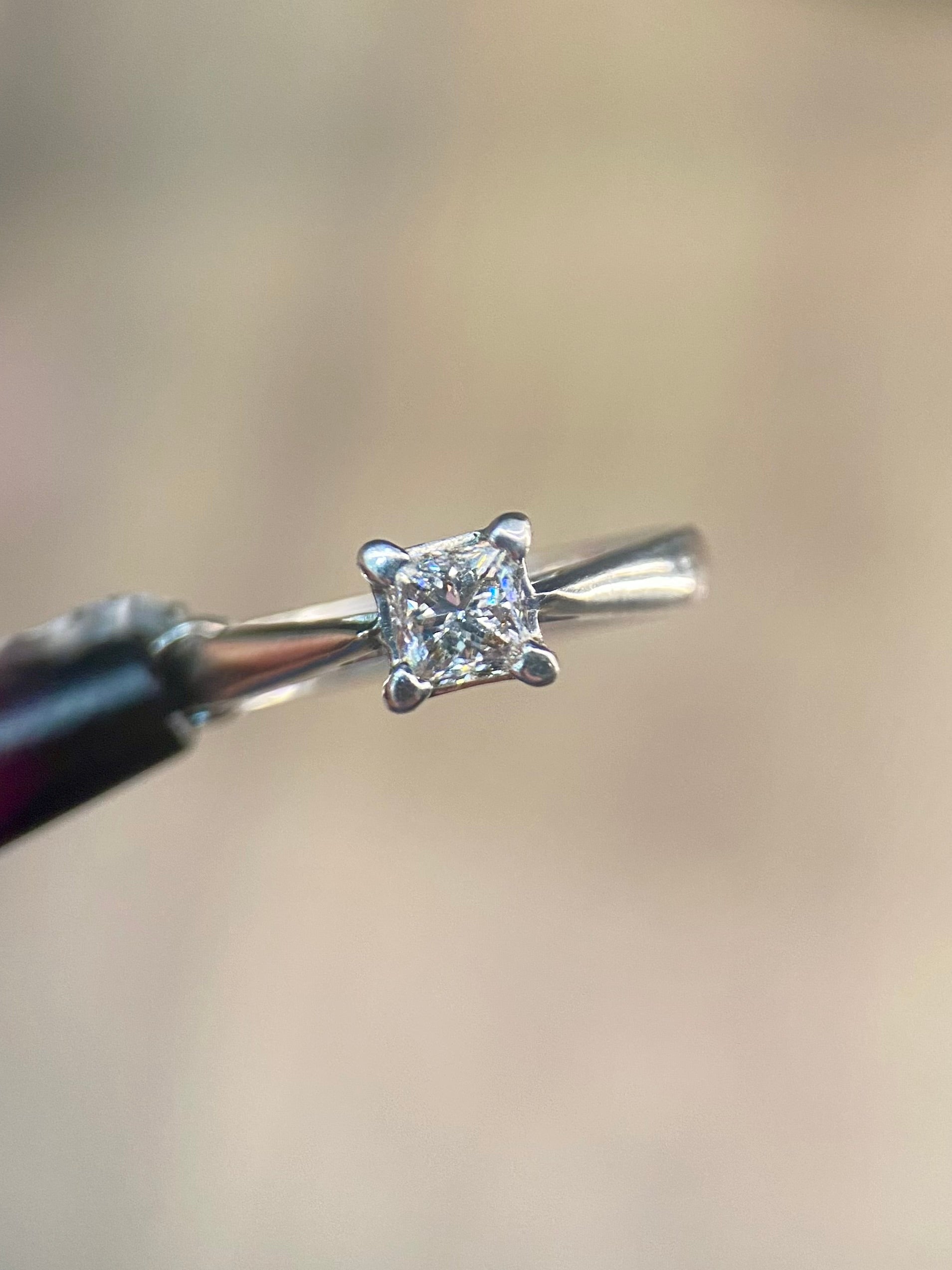 Oro Blanco 14k Princess 0.57ct de Diamantes Naturales                            Anillo Compromiso OF1716