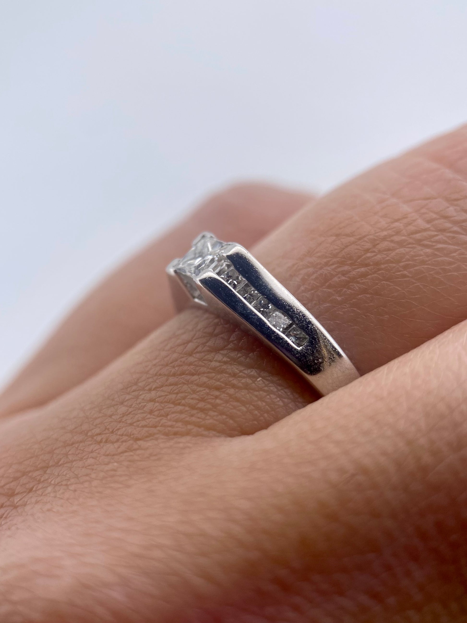 Oro Blanco 14k Princess 0.31ct Central + 0.15Laterales de Diamantes Naturales                            Anillo Compromiso OF2005