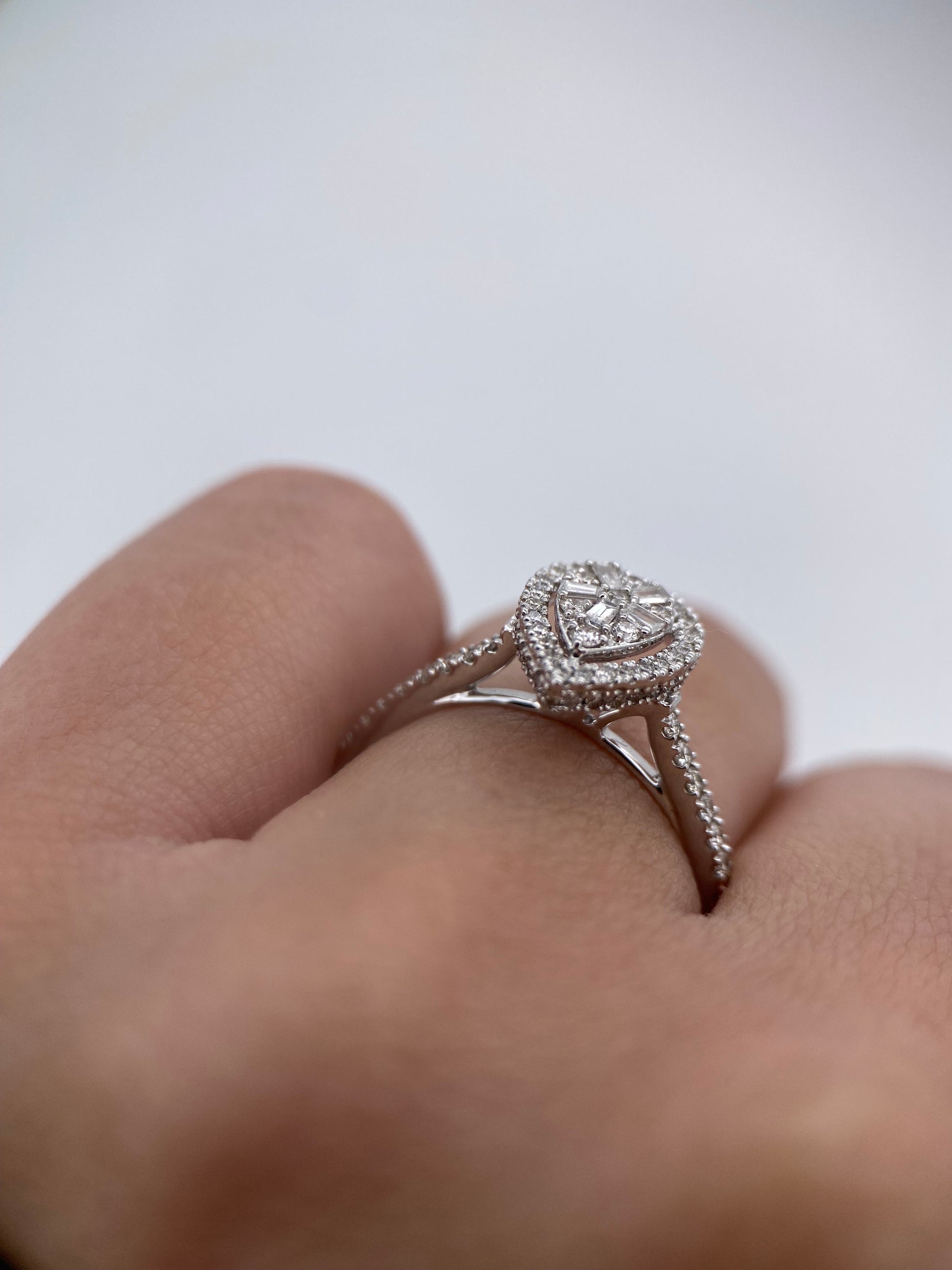 Oro Blanco 14k Pera 0.55ct de Diamantes Naturales                            Anillo Compromiso OF2248