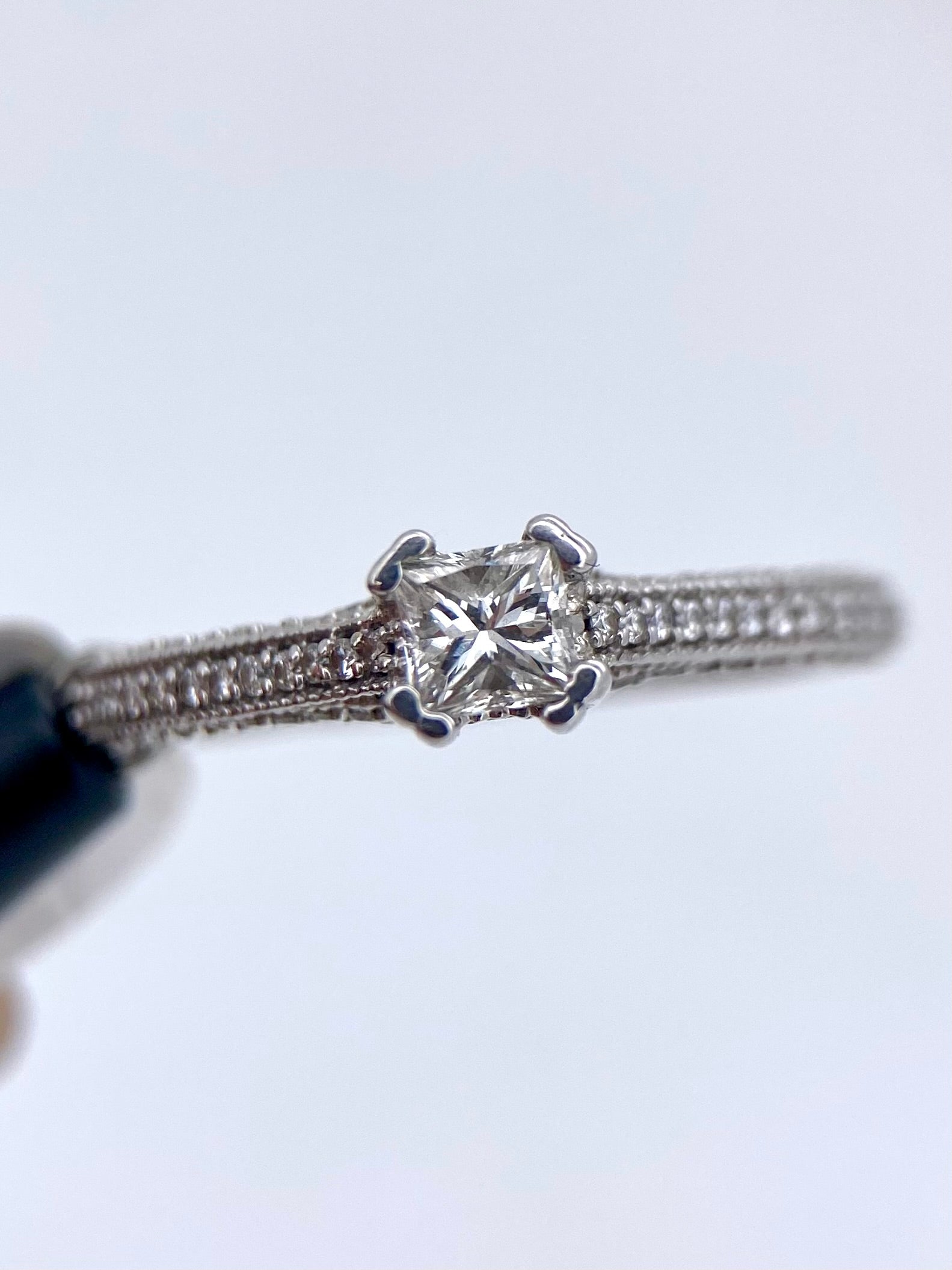 Oro Blanco 14k Princess 0.30ct + 0.35ct Laterales de Diamantes Naturales                            Anillo Compromiso OF2189