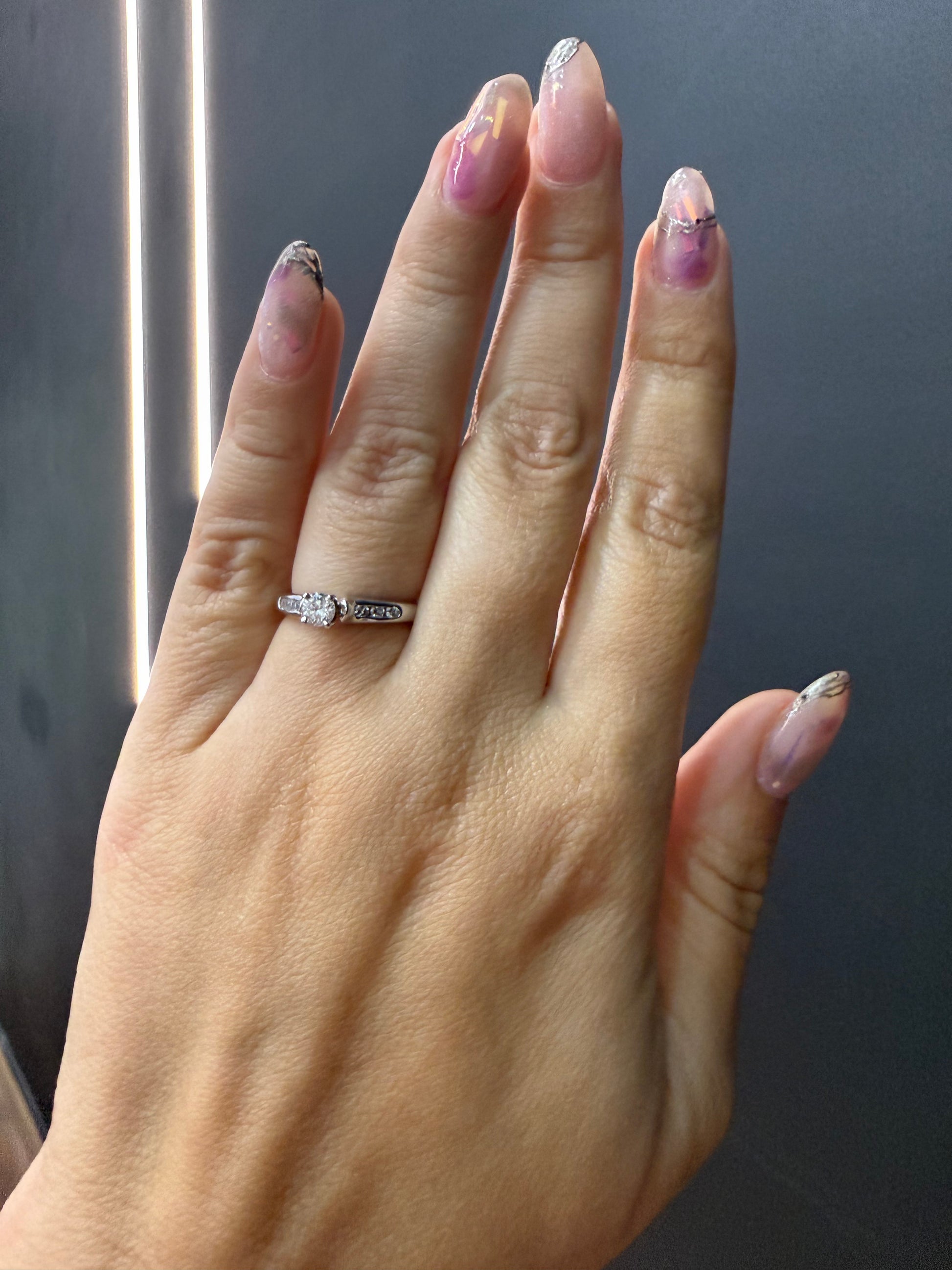 Oro Blanco 14k Redondo 0.23 Central + 0.12 Laterales de Diamantes Naturales                            Anillo Compromiso OF1874