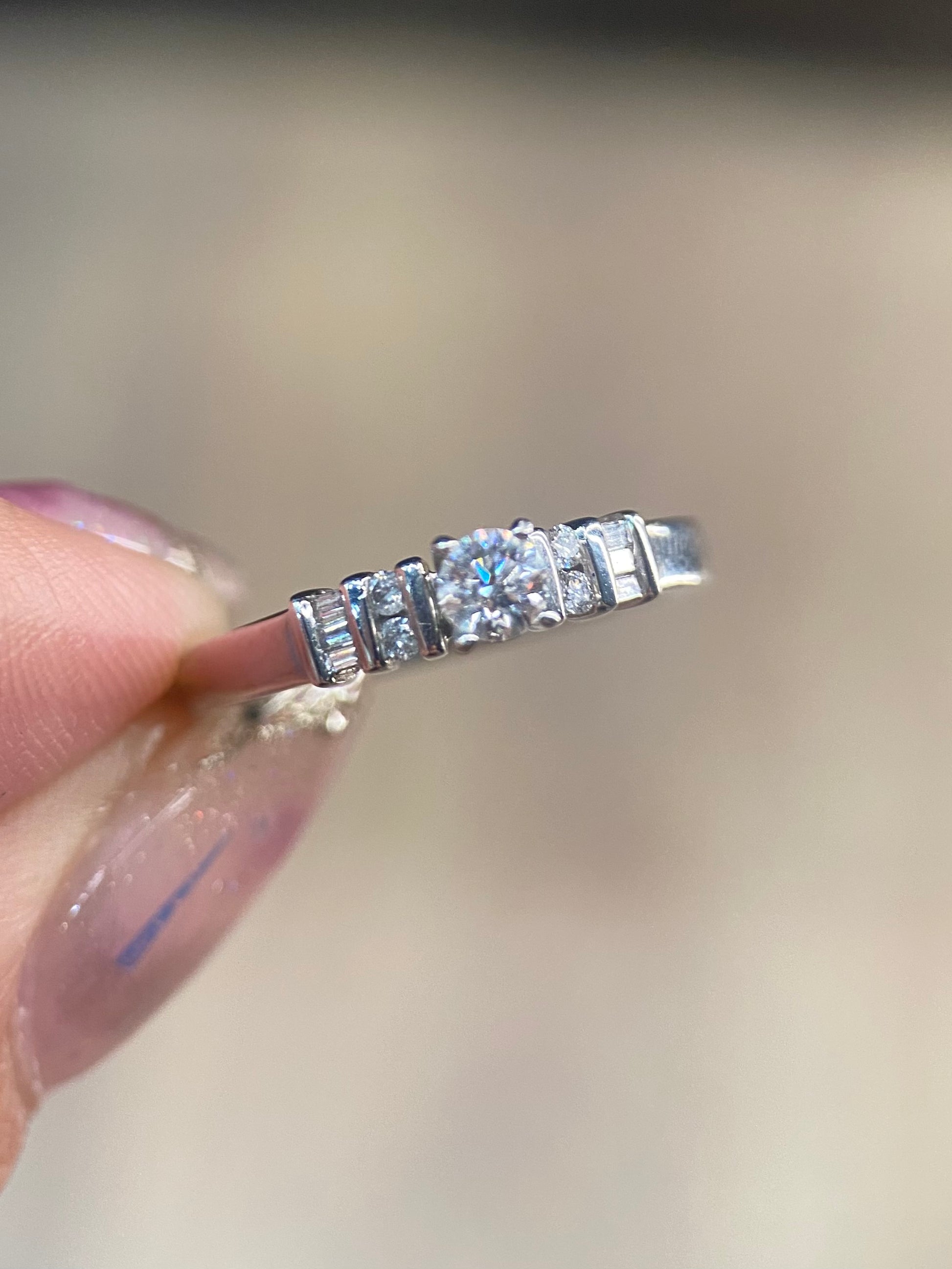 Oro Blanco 14k Redondo 0.20 Central + 0.16 Laterales de Diamantes Naturales                            Anillo Compromiso OF1712