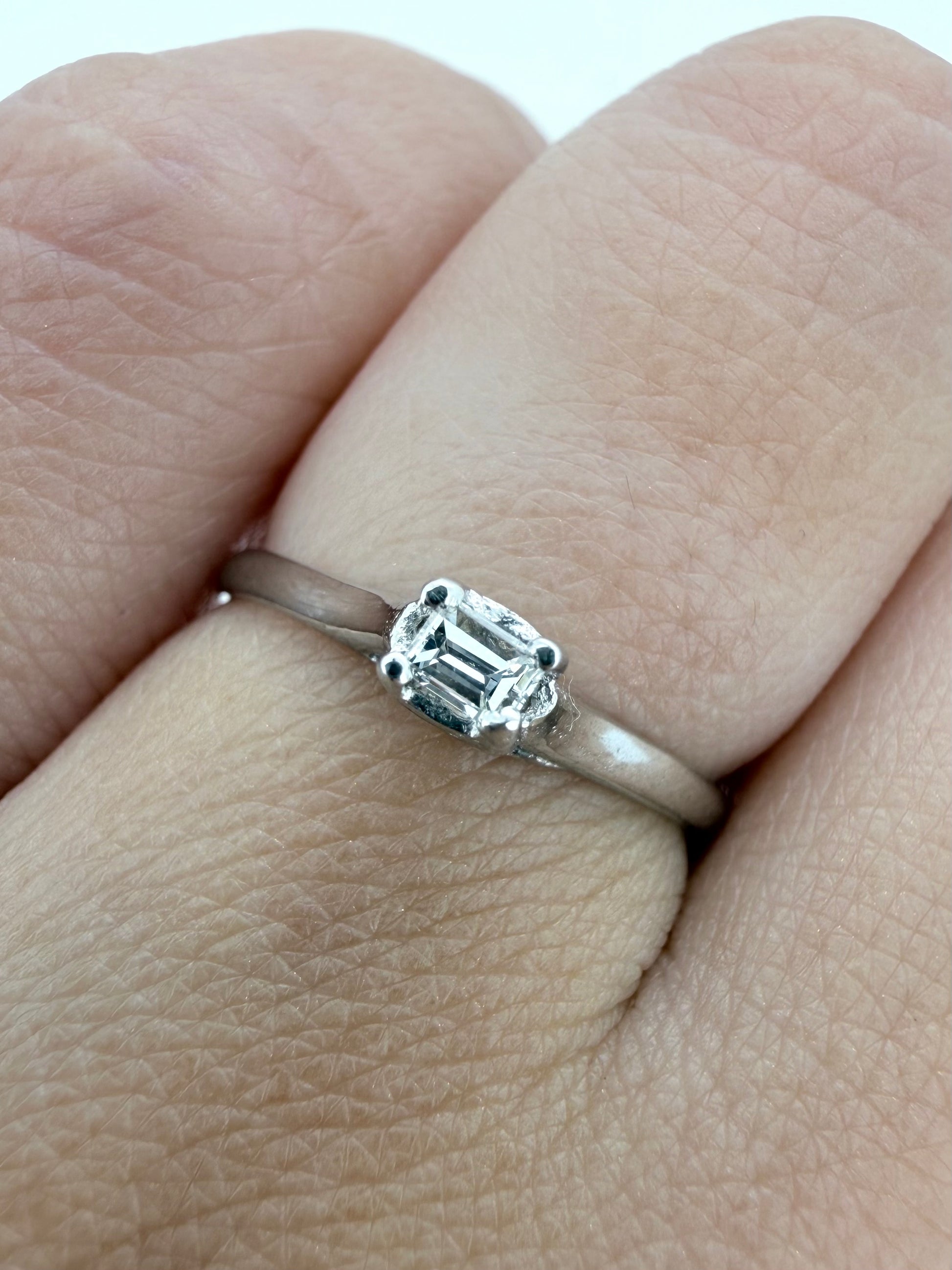 Oro Blanco 14k Esmeralda 0.09ct de Diamante Natural                                                  Anillo Compromiso OF1994