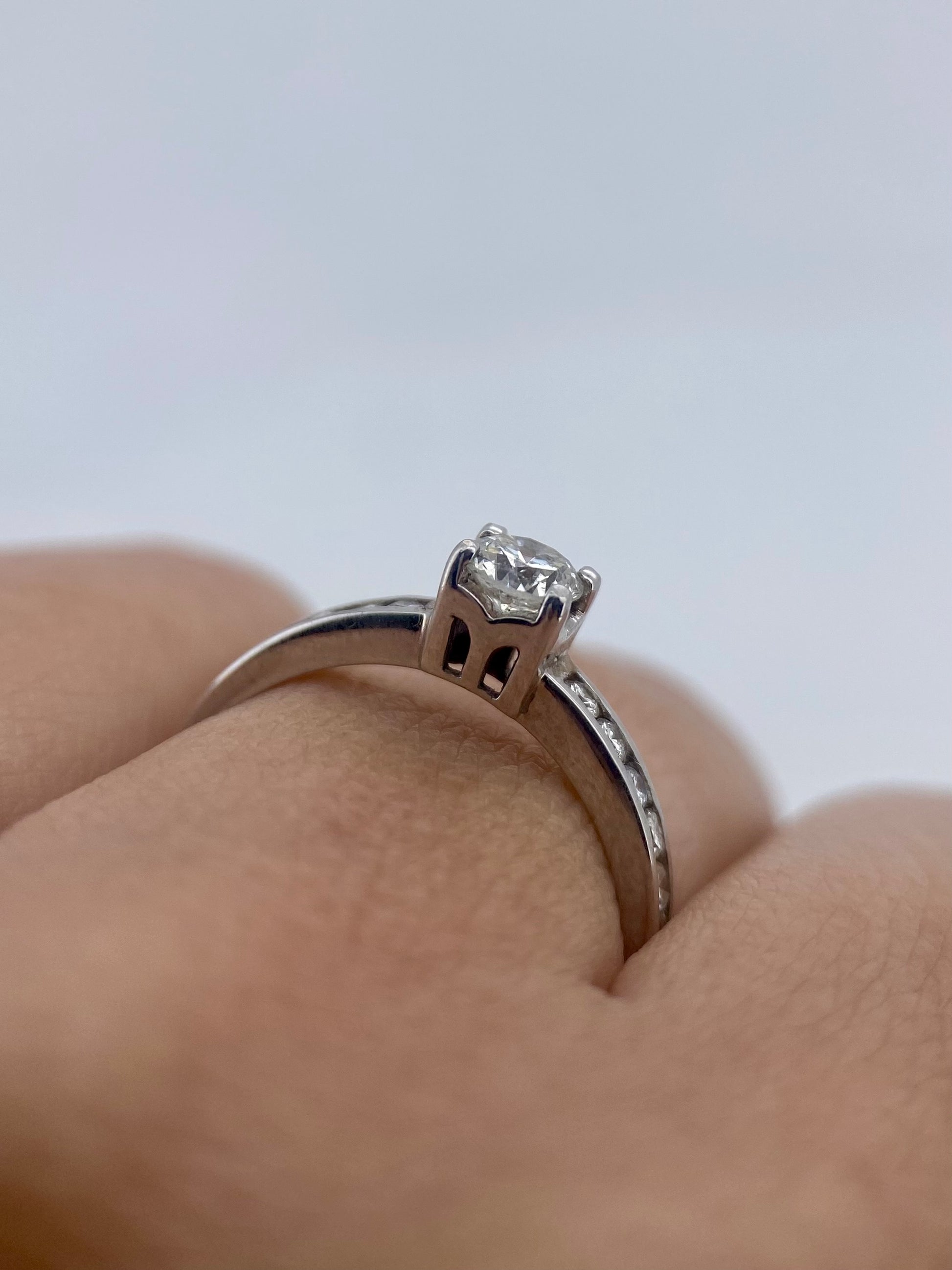 Oro Blanco 14k Redondo 0.26 Central + 0.12 Laterales de Diamantes Naturales                            Anillo Compromiso OF1935