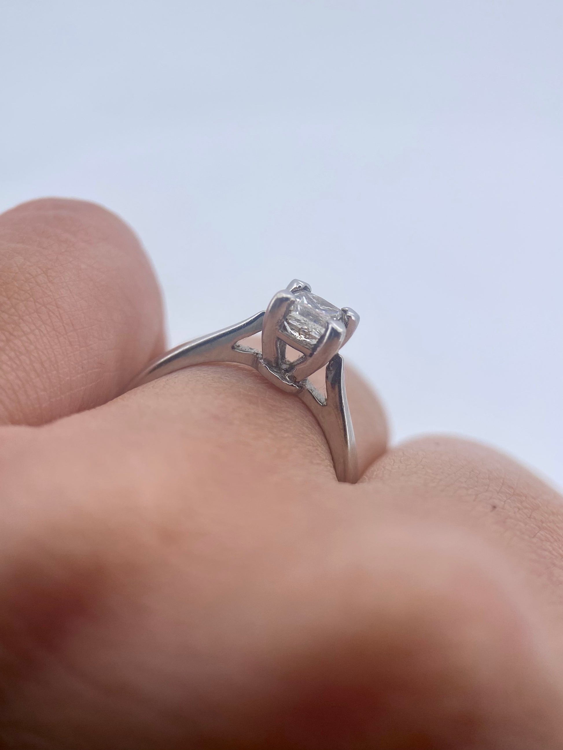 Oro Blanco 14k Princess 0.57ct de Diamantes Naturales                            Anillo Compromiso OF1716