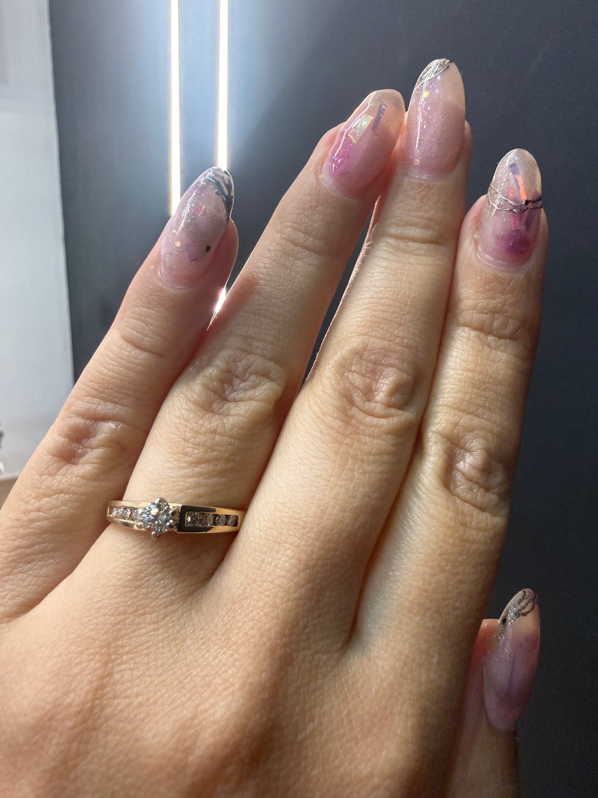 Oro Amarillo 14k Redondo 0.17 Central + 0.16 Laterales de Diamantes Naturales                            Anillo Compromiso OF2264