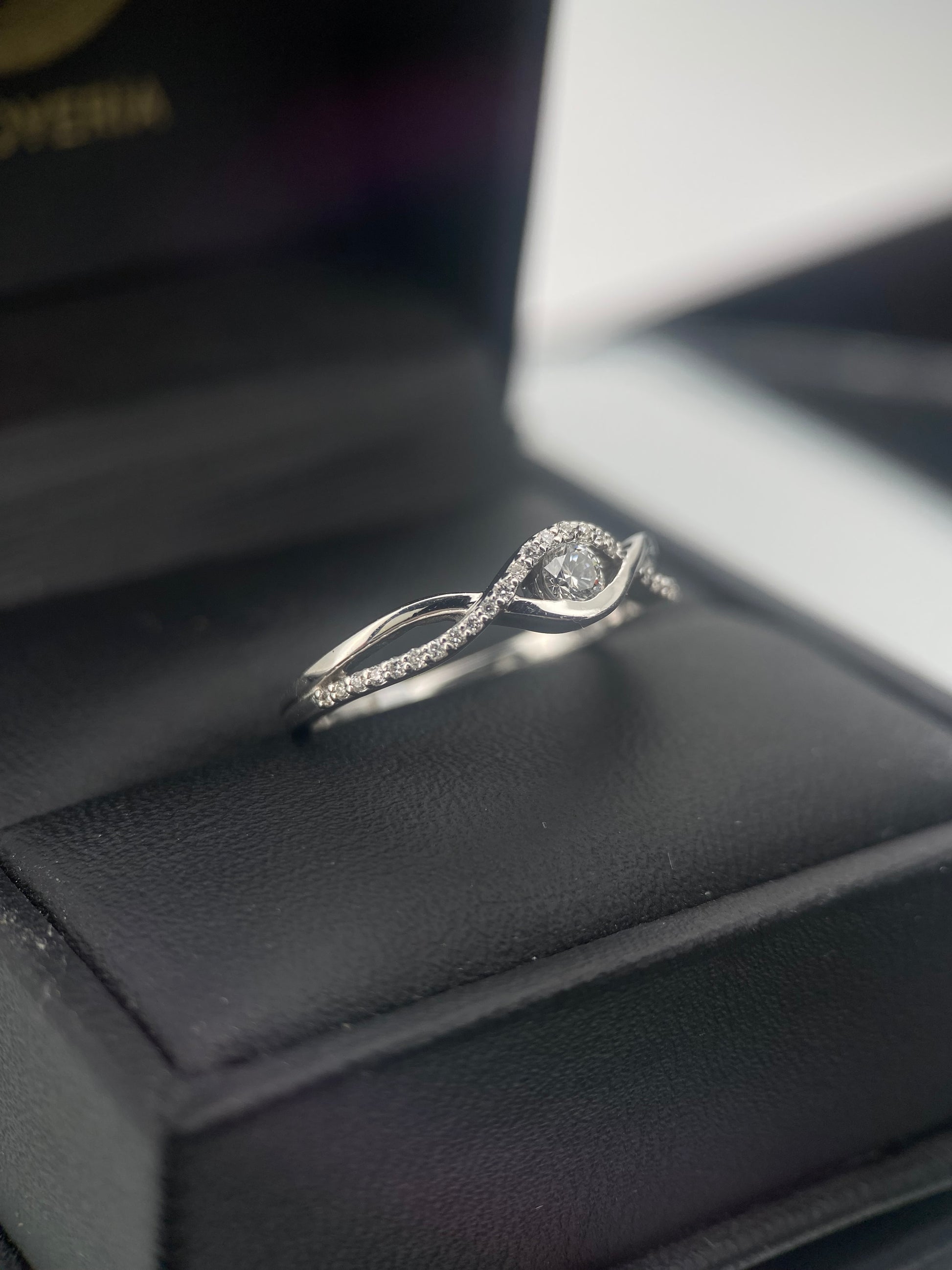 Oro Blanco 14k Redondo 0.11ct Central + 0.14 Laterales de Diamantes Naturales                            Anillo Compromiso OF1957