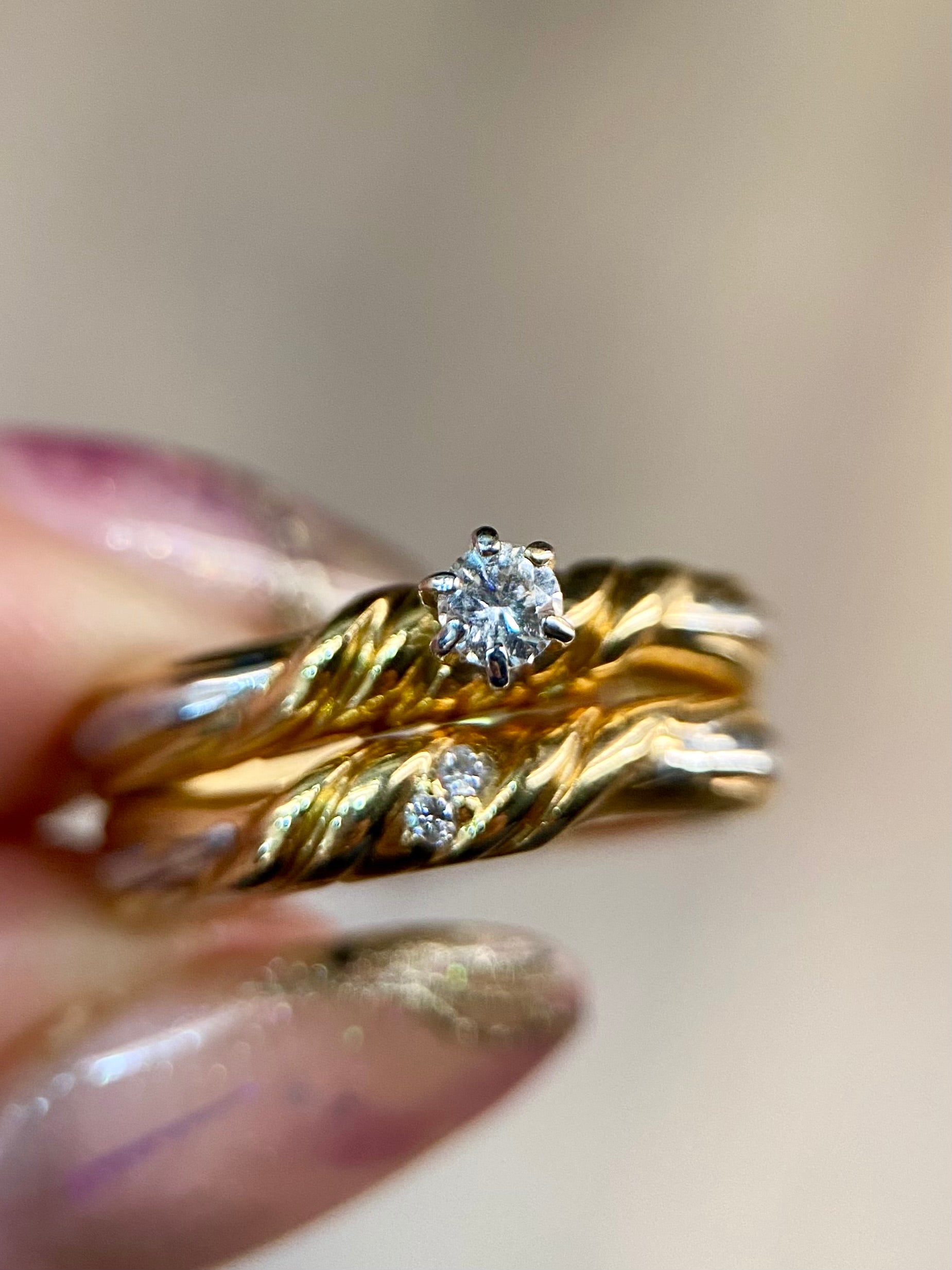 Oro Amarillo 14k Redondo con Alianza 0.13ct + 0.04ct de Diamantes Naturales                            Anillo Compromiso OF1610