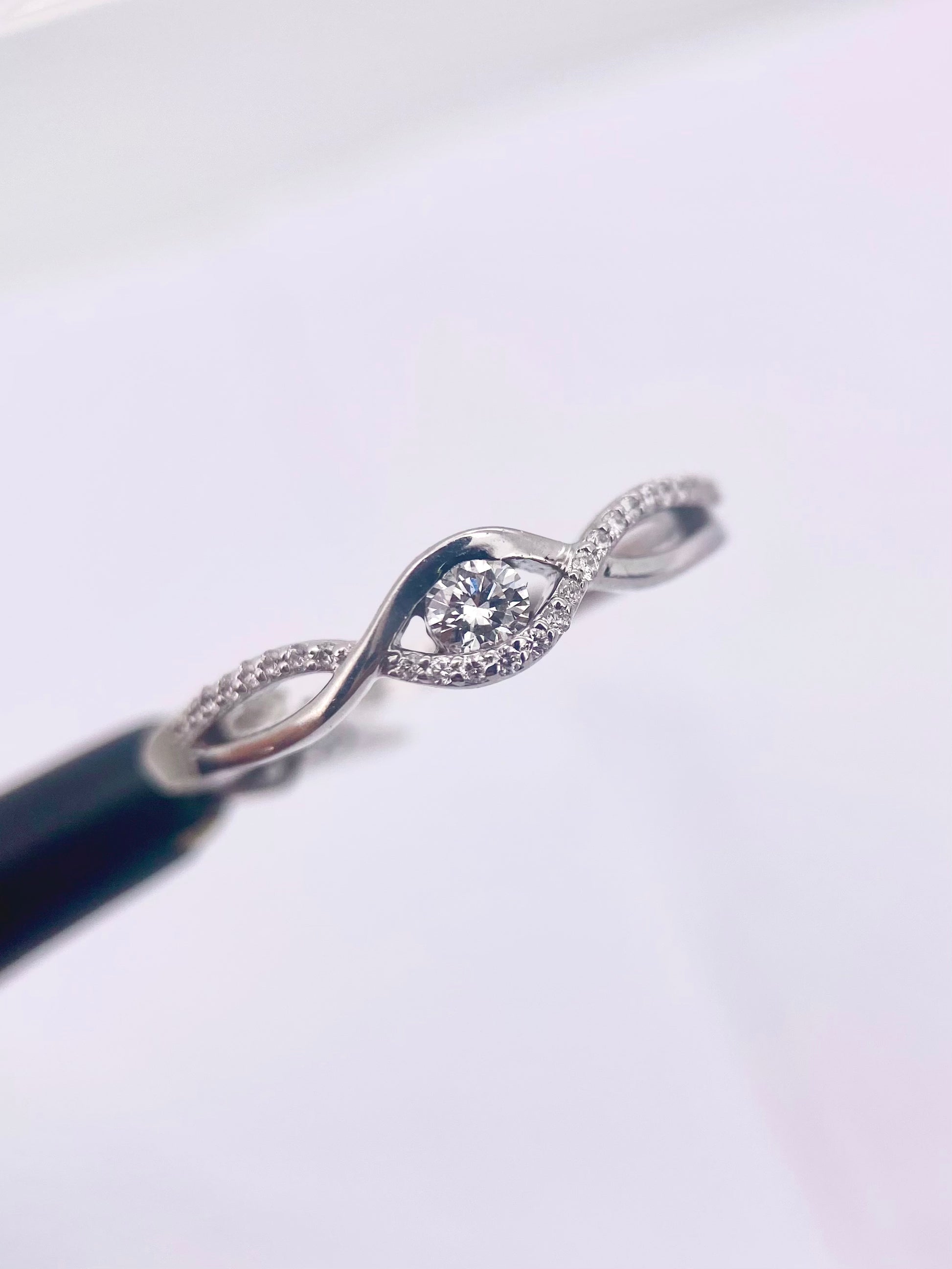 Oro Blanco 14k Redondo 0.11ct Central + 0.14 Laterales de Diamantes Naturales                            Anillo Compromiso OF1957