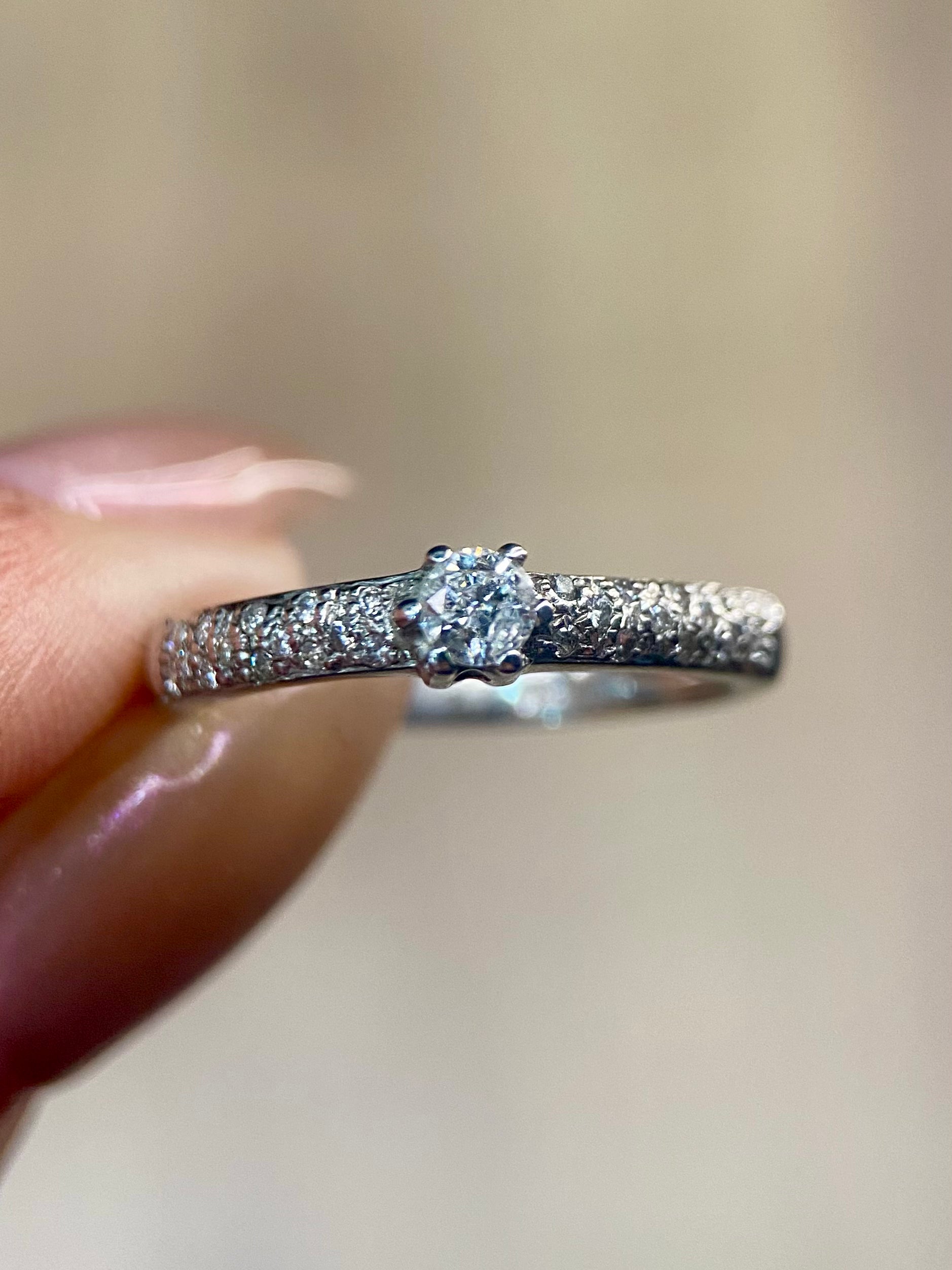 Oro Blanco 14k Redondo 0.11ct Central + 0.14 Laterales de Diamantes Naturales                            Anillo Compromiso OF2124