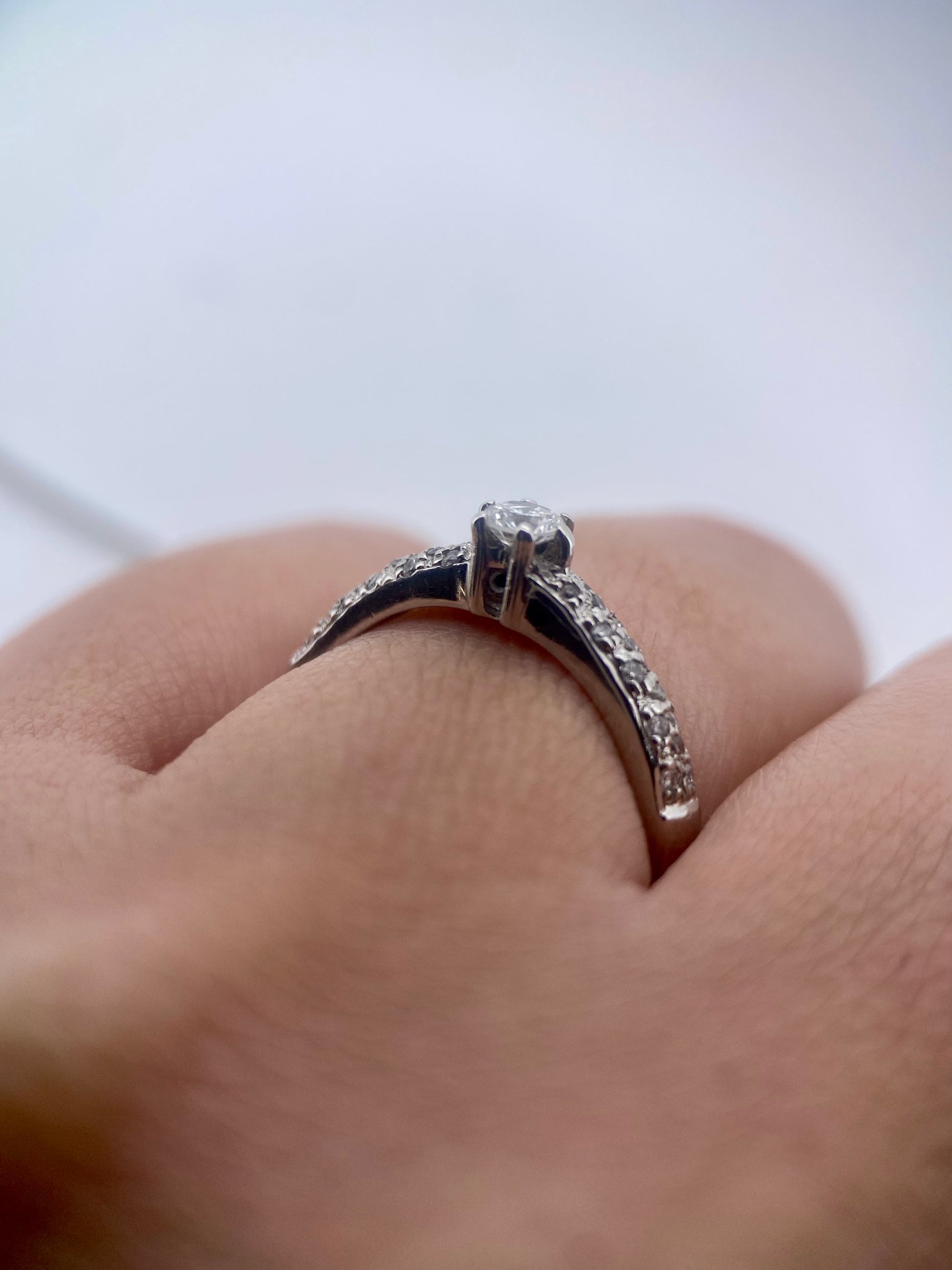 Oro Blanco 14k Redondo 0.11ct Central + 0.14 Laterales de Diamantes Naturales                            Anillo Compromiso OF2124