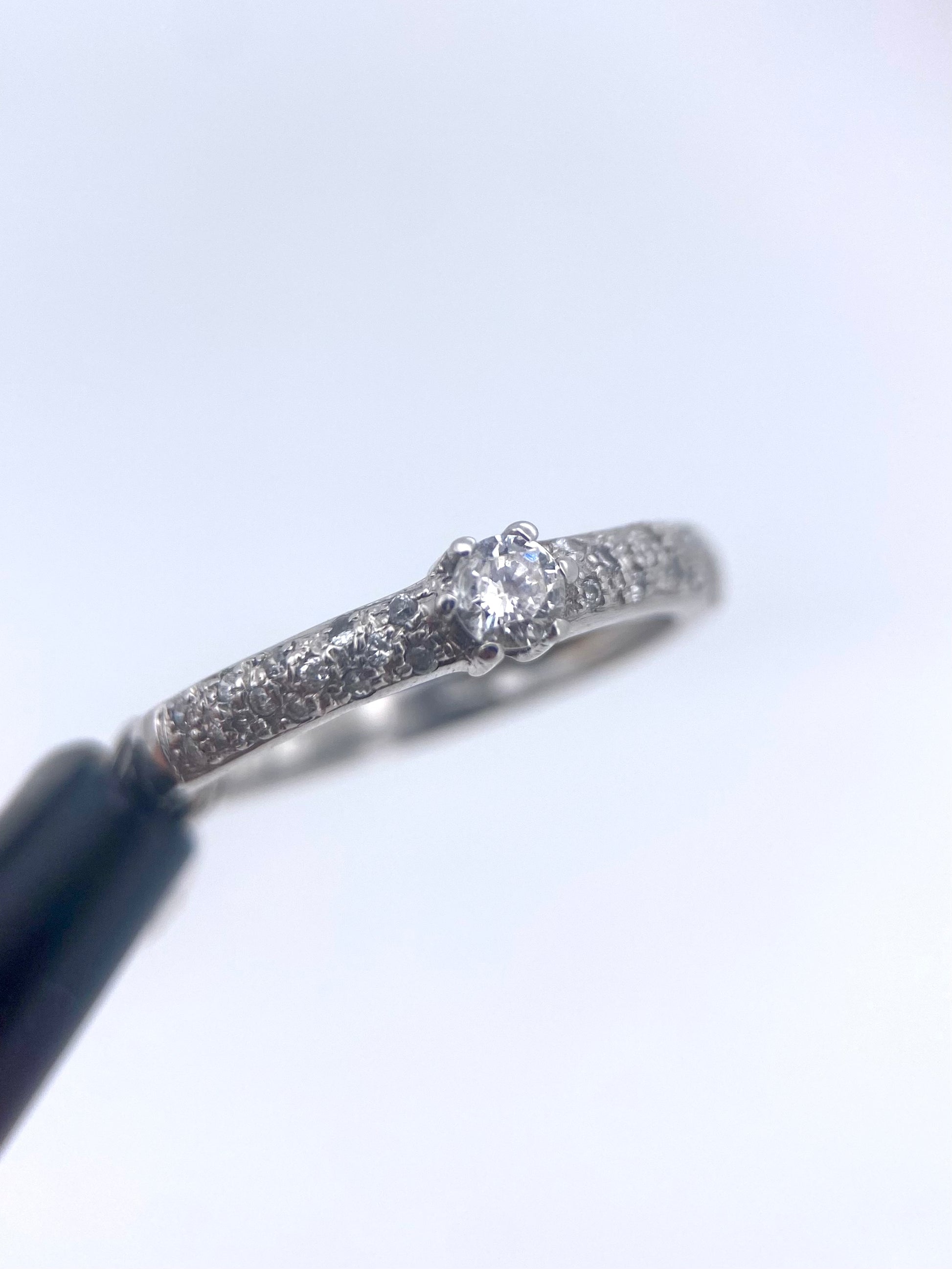 Oro Blanco 14k Redondo 0.11ct Central + 0.14 Laterales de Diamantes Naturales                            Anillo Compromiso OF2124