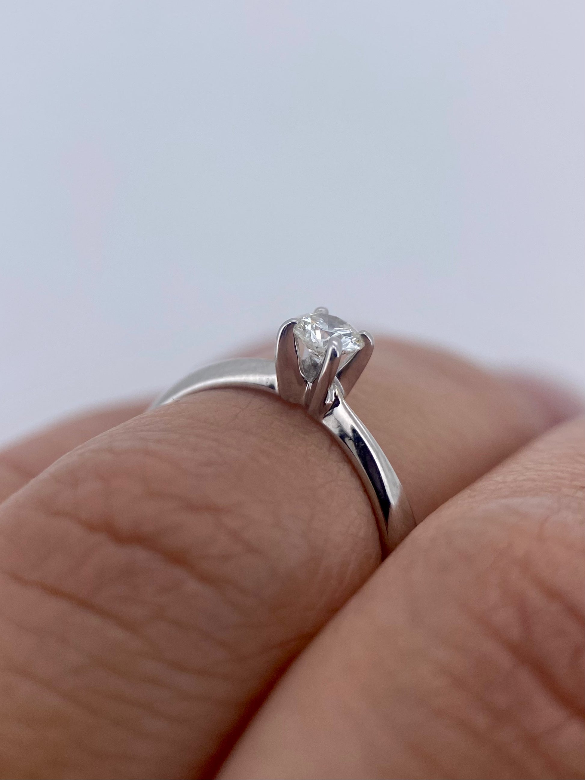 Oro Blanco 14k Redondo 0.19ct de Diamantes Naturales                            Anillo Compromiso OF2234