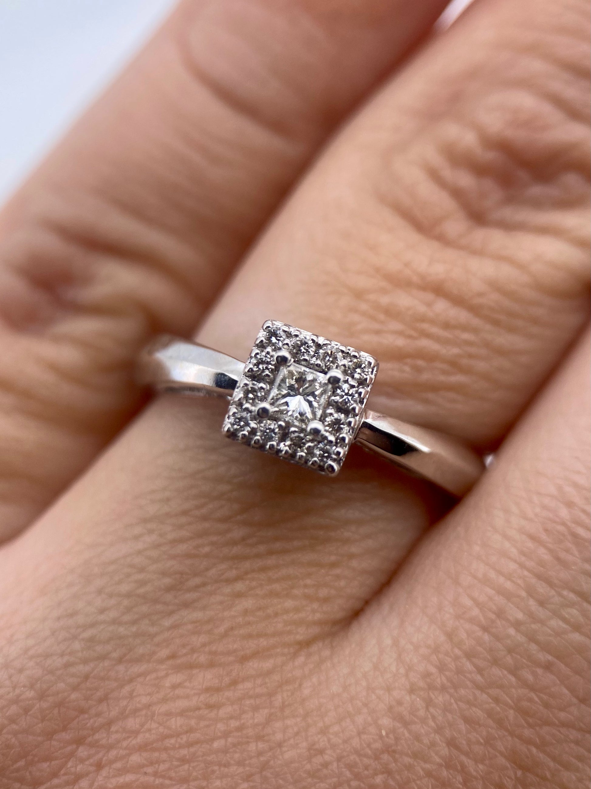 Oro Blanco 14k Princess 0.26ct de Diamante Natural.                                                  Anillo Compromiso OF2100