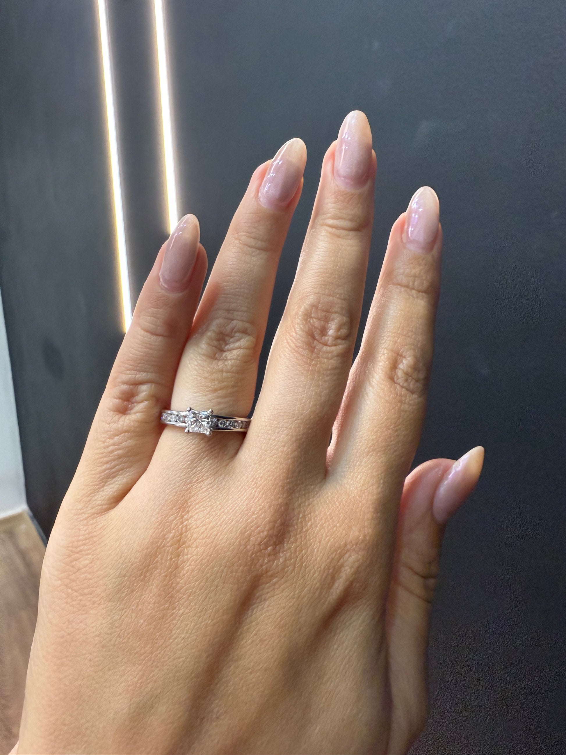 Oro Blanco 14k Princess 0.47ct Central + 0.42 Laterales de Diamantes Naturales                            Anillo Compromiso OF2152