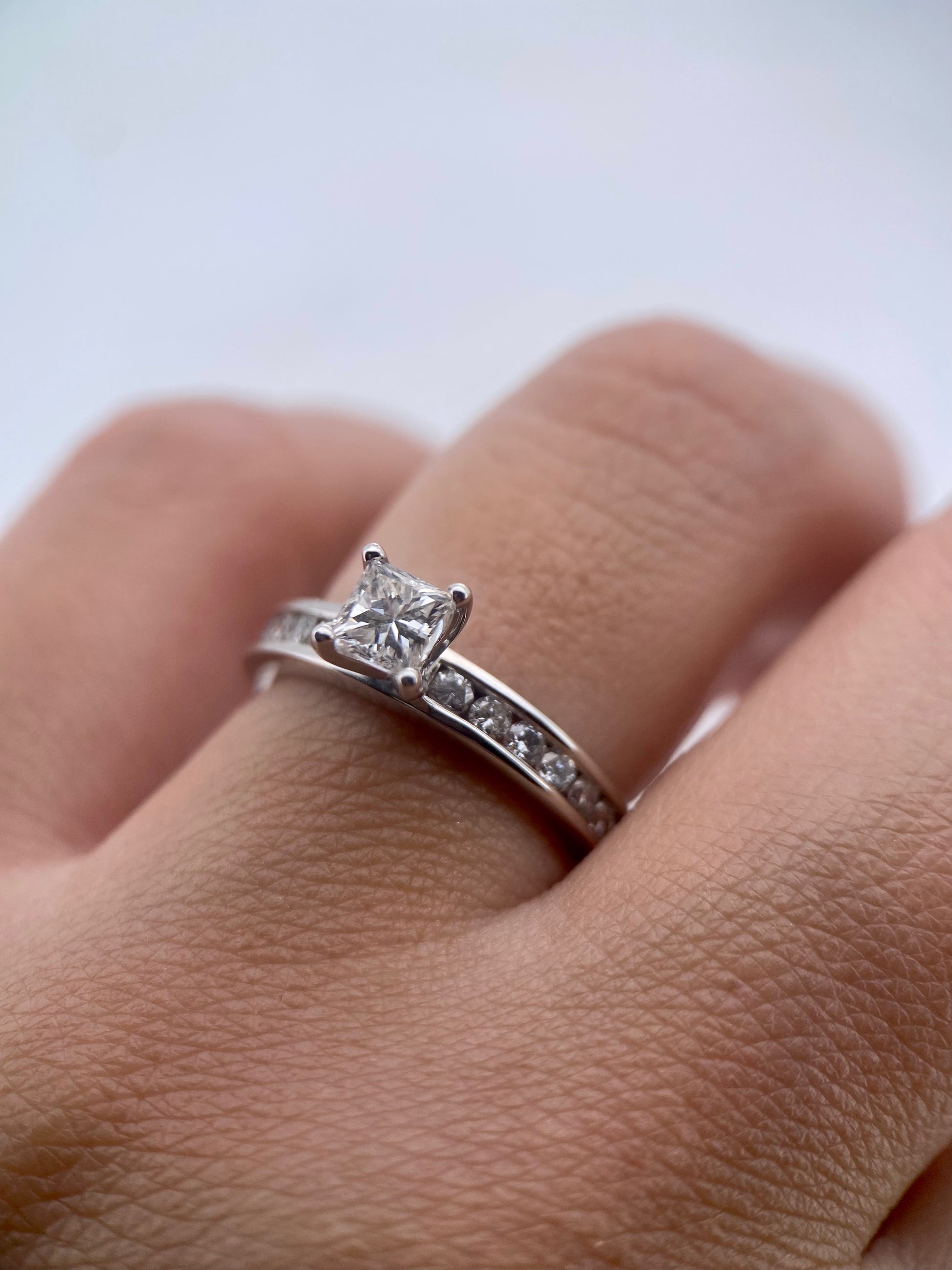 Oro Blanco 14k Princess 0.47ct Central + 0.42 Laterales de Diamantes Naturales                            Anillo Compromiso OF2152