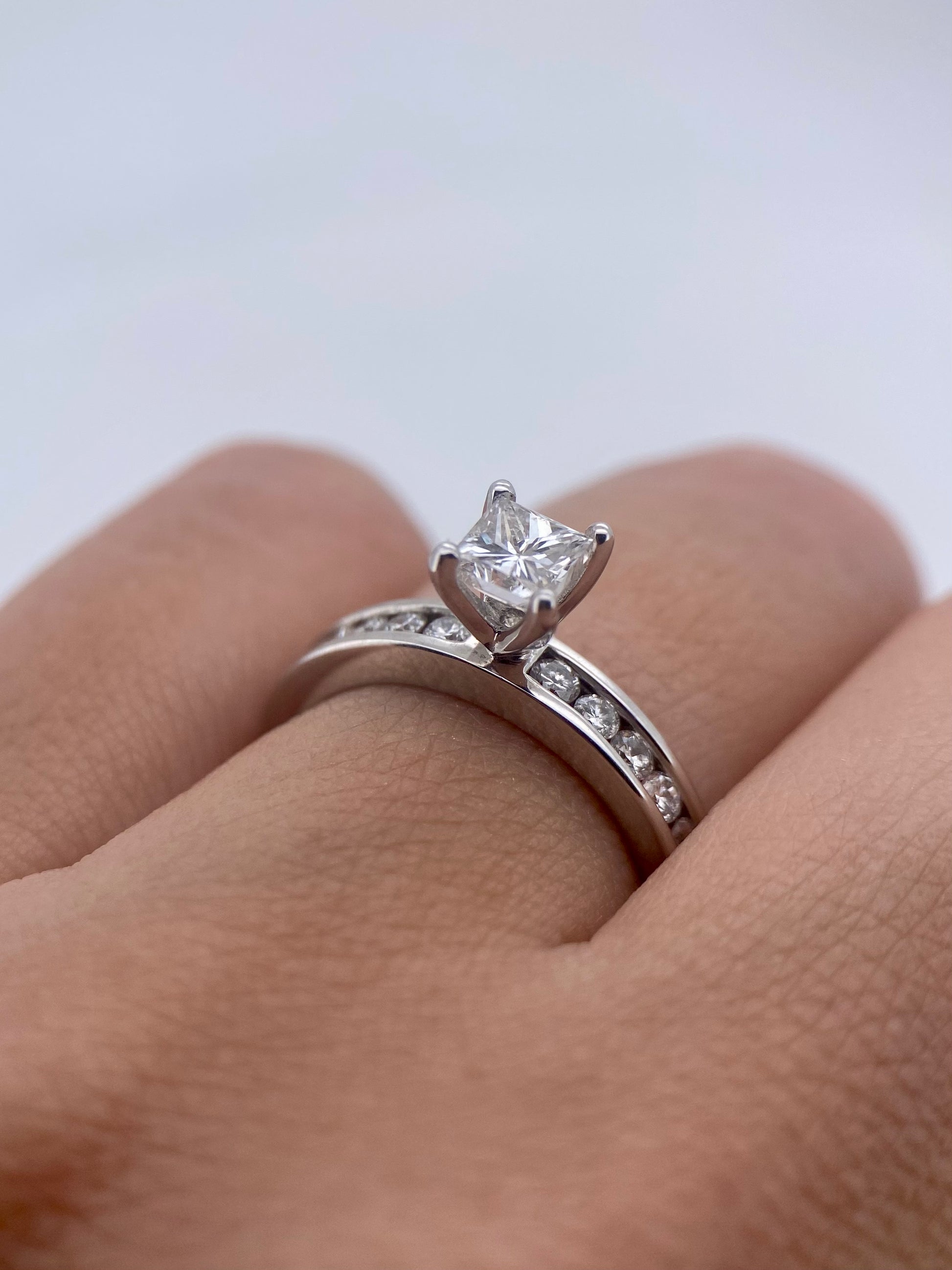 Oro Blanco 14k Princess 0.47ct Central + 0.42 Laterales de Diamantes Naturales                            Anillo Compromiso OF2152